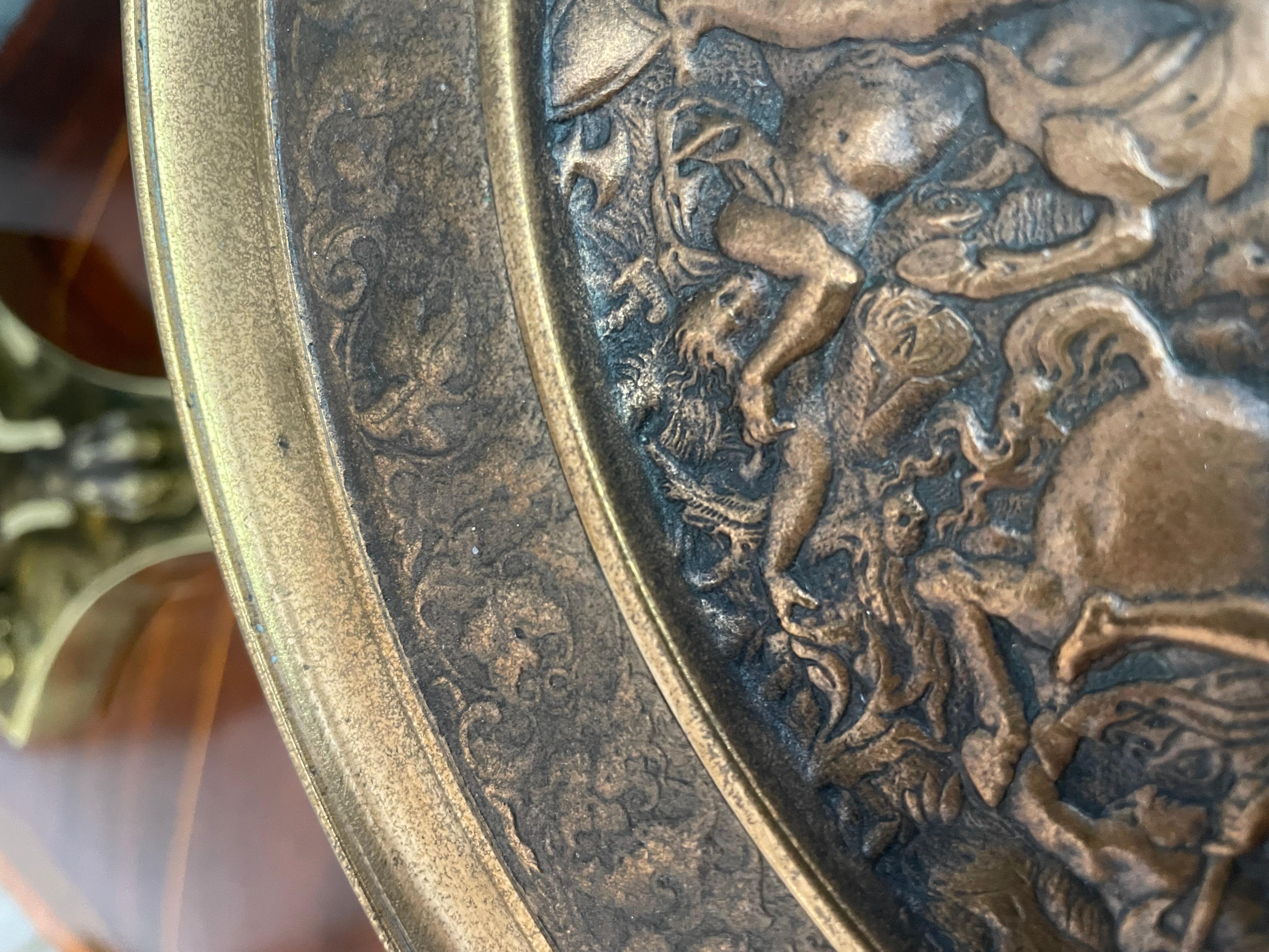 Tazza de Bronce Grand Tour con Escena de Batalla Amazónica en venta 6