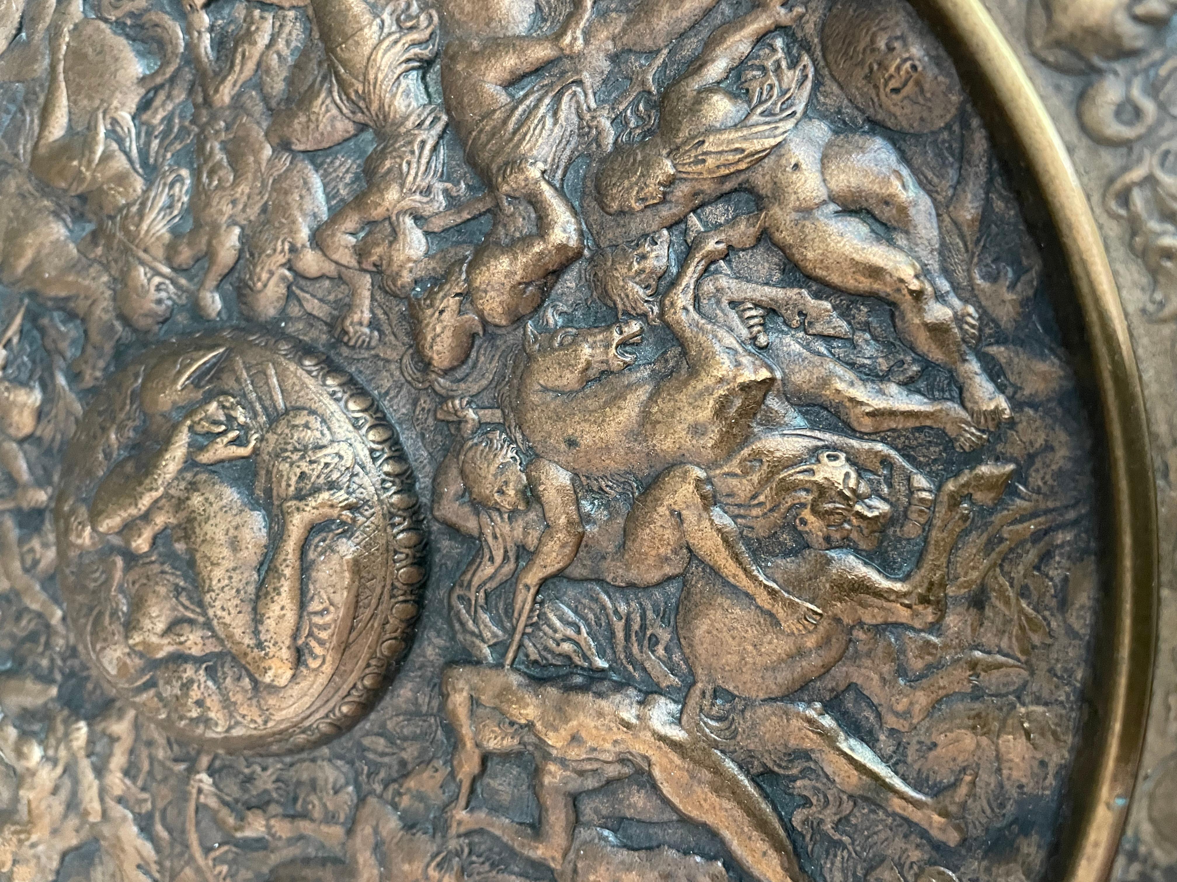 Tazza de Bronce Grand Tour con Escena de Batalla Amazónica en venta 8