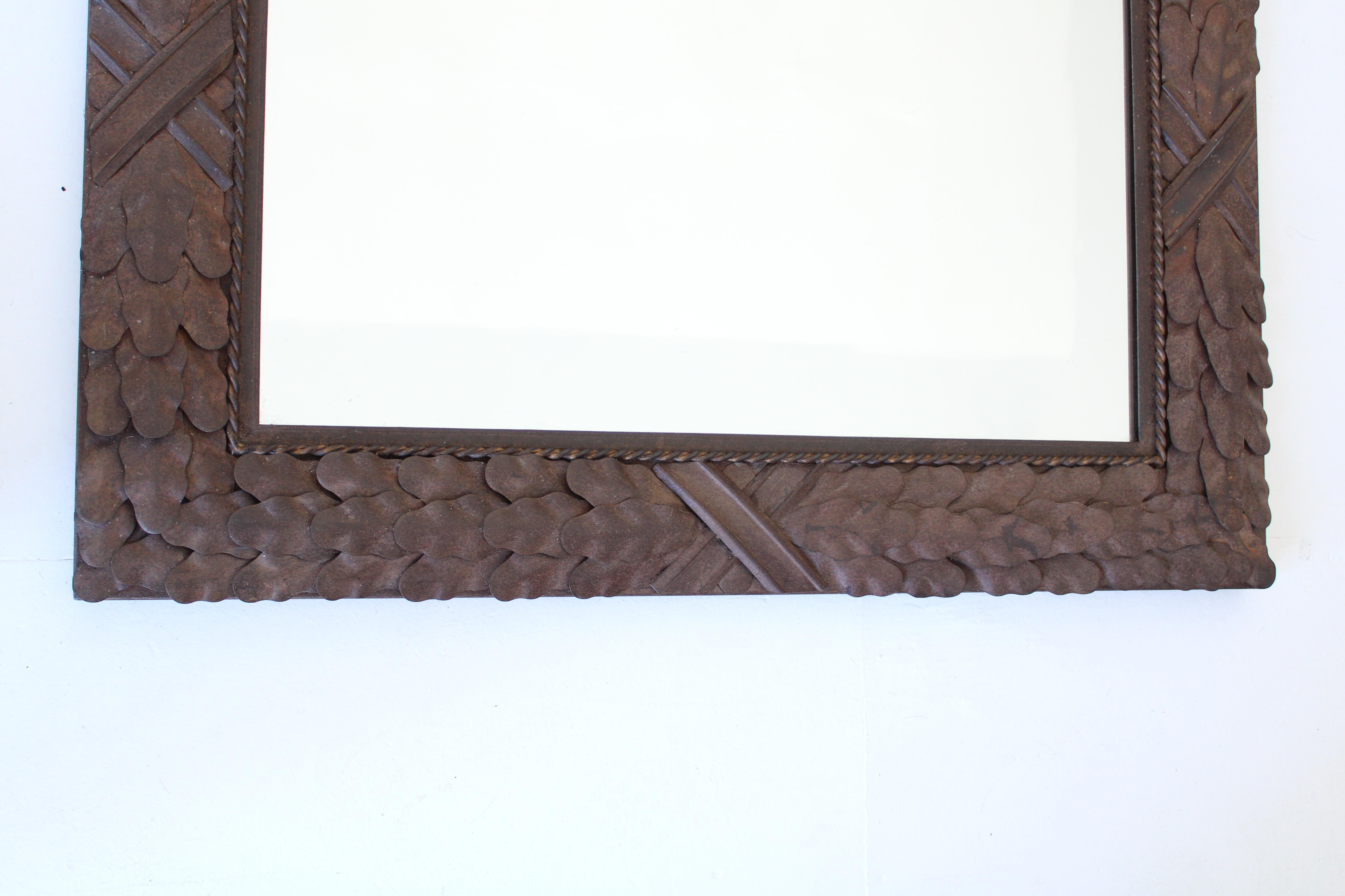 Neoklassizistischer italienischer Spiegel mit rostfarbener Patina, Akanthusblatt und gedrehtem Seilmotiv (Eisen) im Angebot