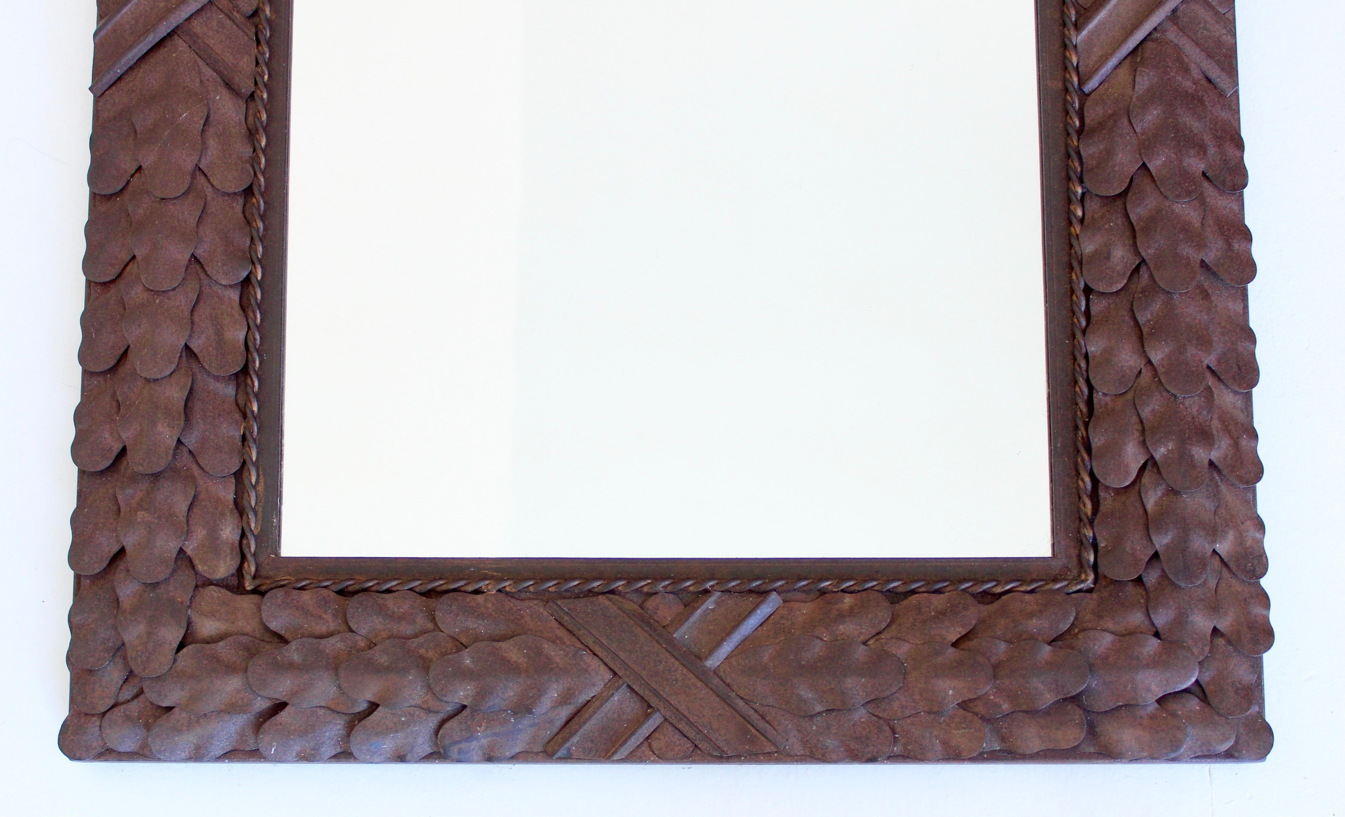 Neoklassizistischer italienischer Spiegel mit rostfarbener Patina, Akanthusblatt und gedrehtem Seilmotiv im Angebot 1