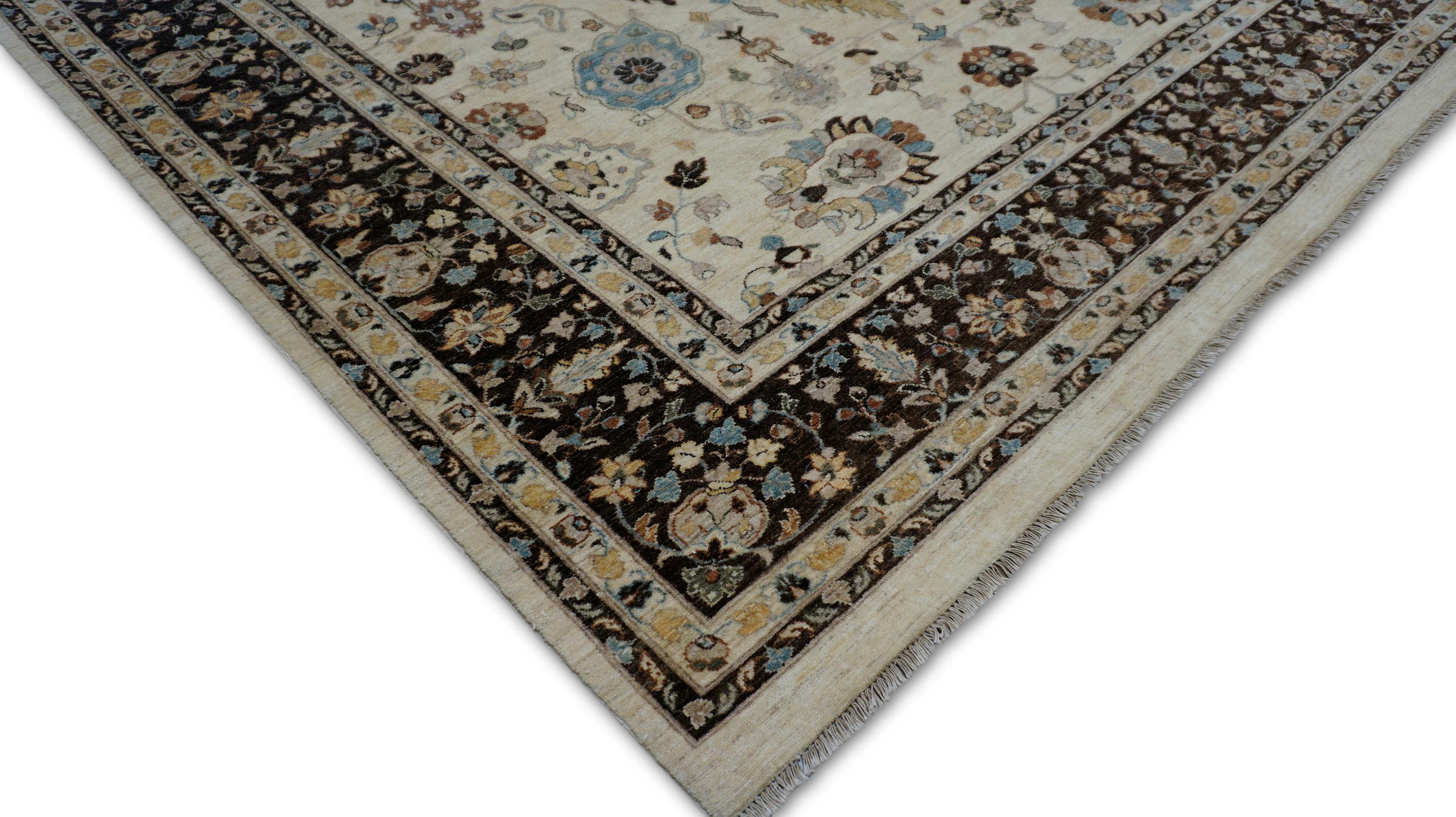 Avorio neoclassico con bordi marroni in stile Heriz  Tappeto 7'11''x10'1'' in vendita 3