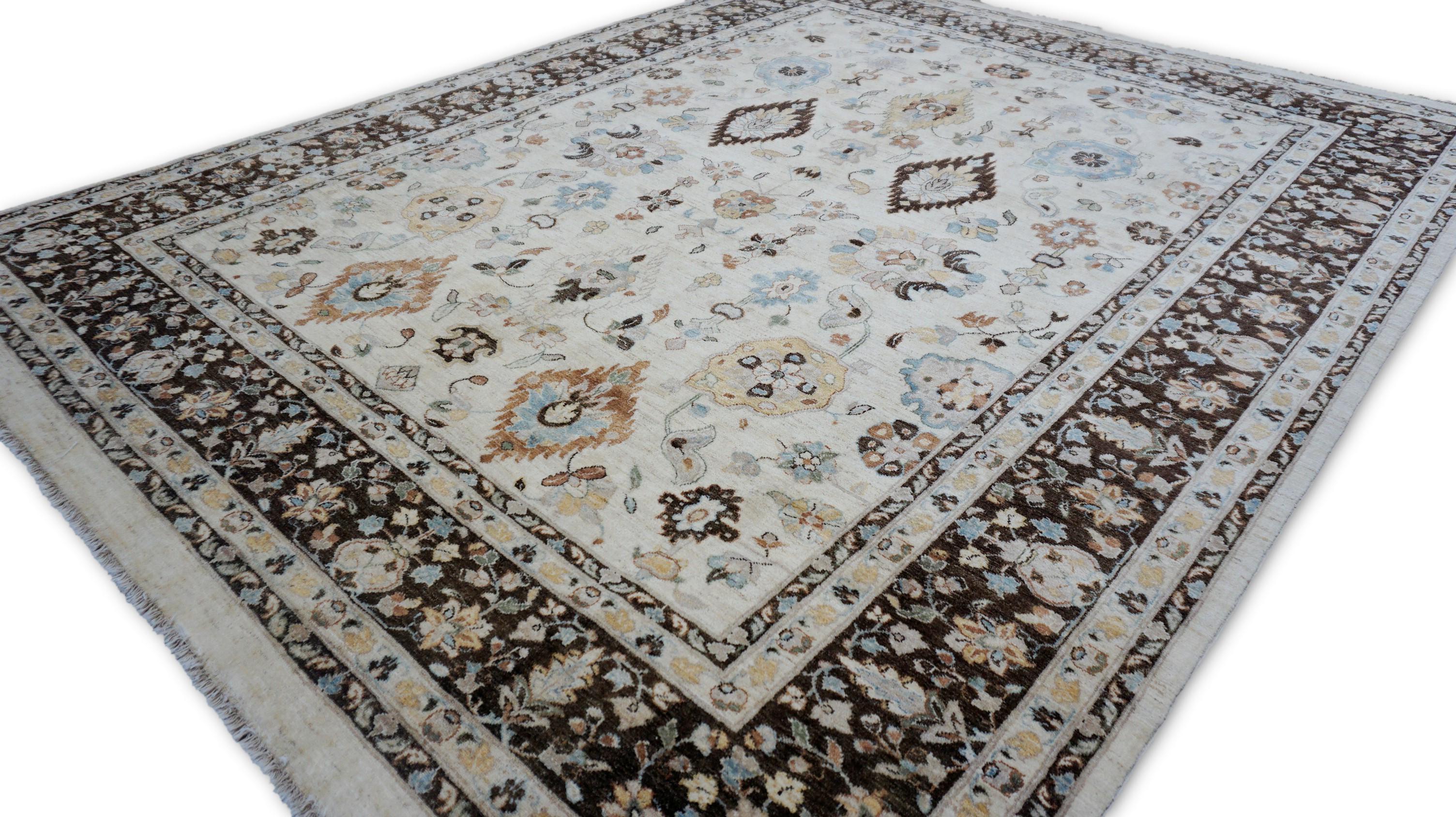 Si tratta di un tappeto in lana annodato a mano in stile persiano, abilmente tessuto per emulare l'eleganza e l'intricatezza dei disegni classici di Tabriz e Heriz. Il tappeto presenta un campo avorio con una sinfonia di medaglioni floreali