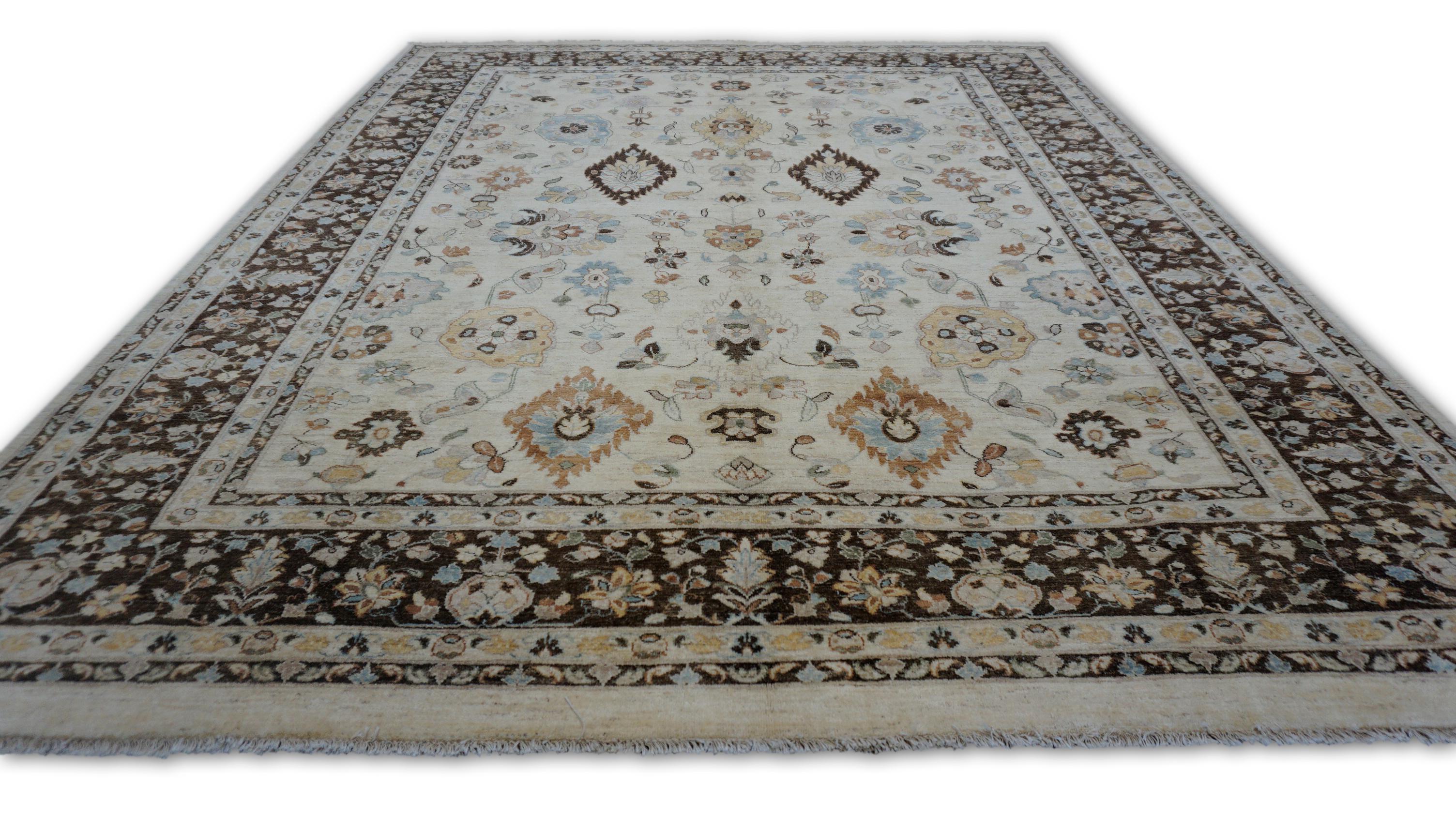 Neoclassico Avorio neoclassico con bordi marroni in stile Heriz  Tappeto 7'11''x10'1'' in vendita