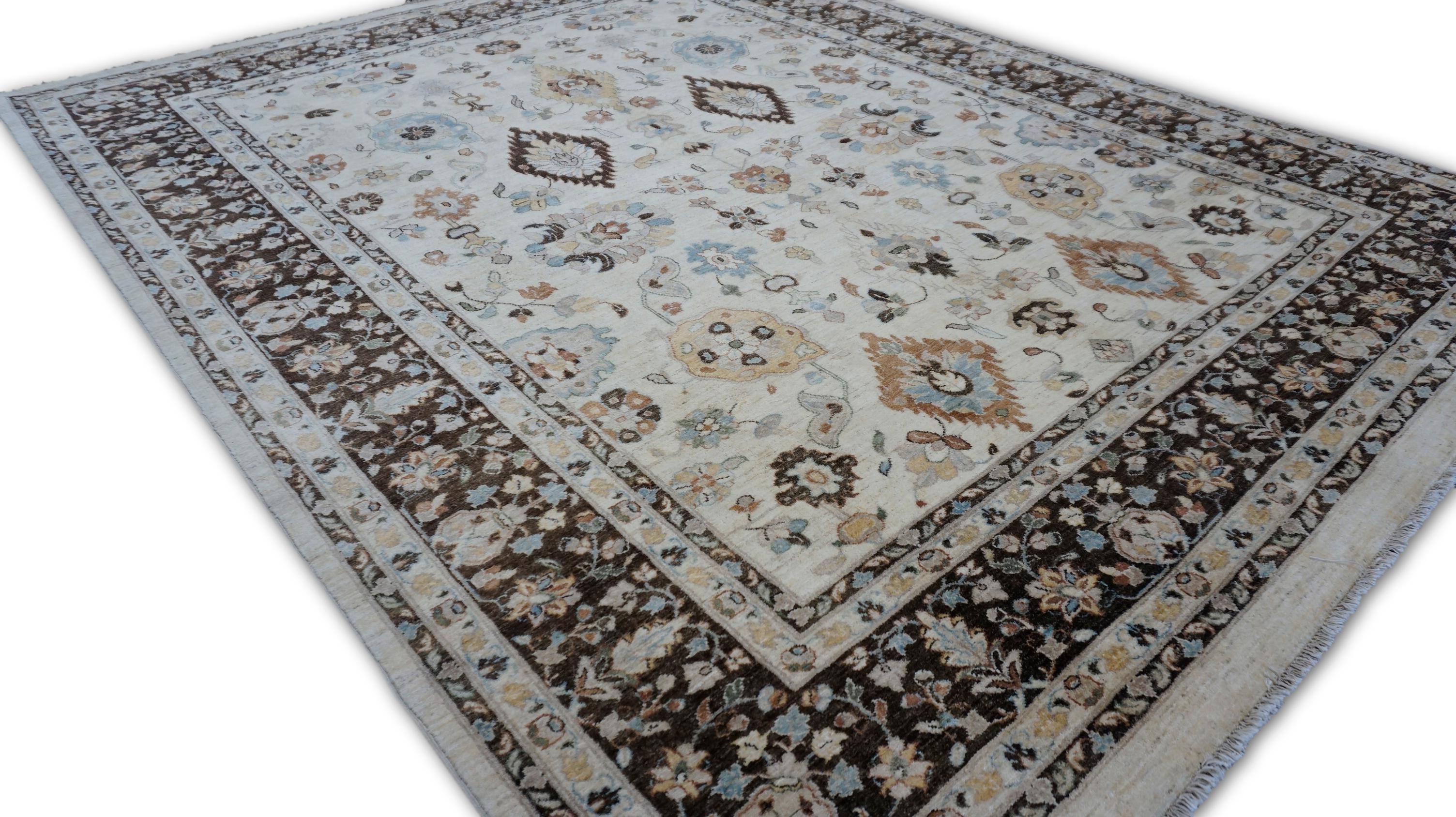 Pakistano Avorio neoclassico con bordi marroni in stile Heriz  Tappeto 7'11''x10'1'' in vendita