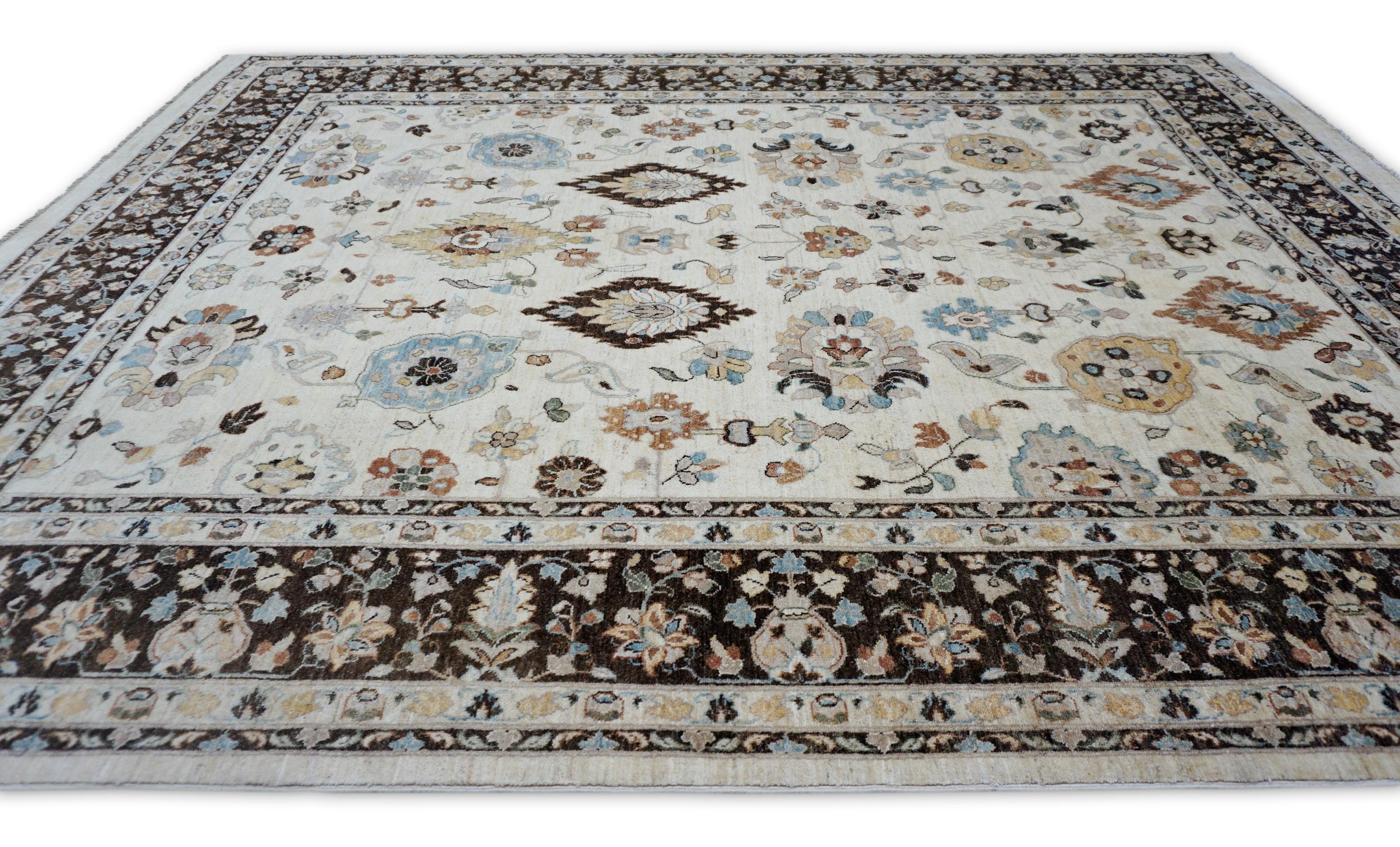 Annodato a mano Avorio neoclassico con bordi marroni in stile Heriz  Tappeto 7'11''x10'1'' in vendita