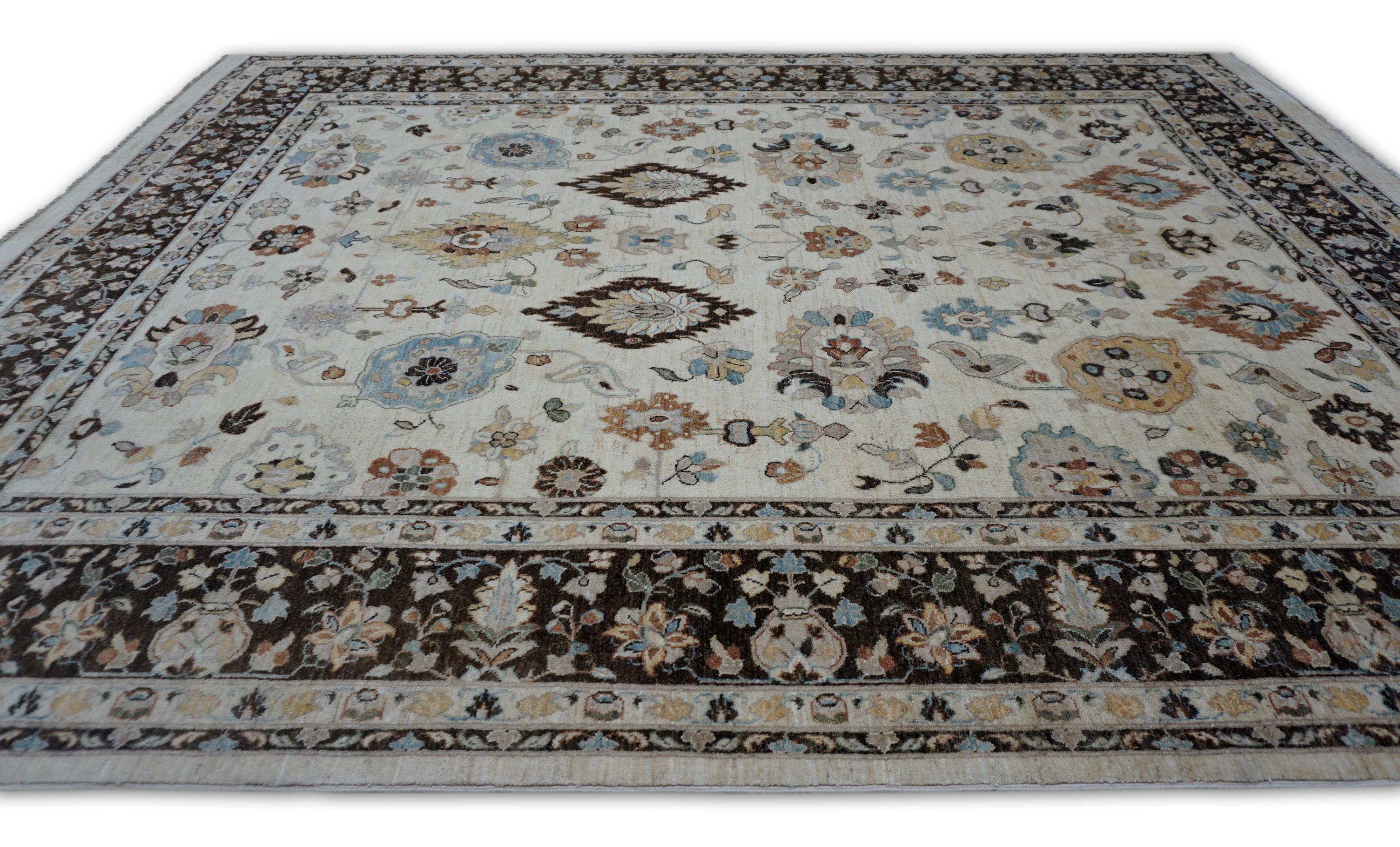 Avorio neoclassico con bordi marroni in stile Heriz  Tappeto 7'11''x10'1'' In condizioni Nuovo in vendita a Torrance, CA