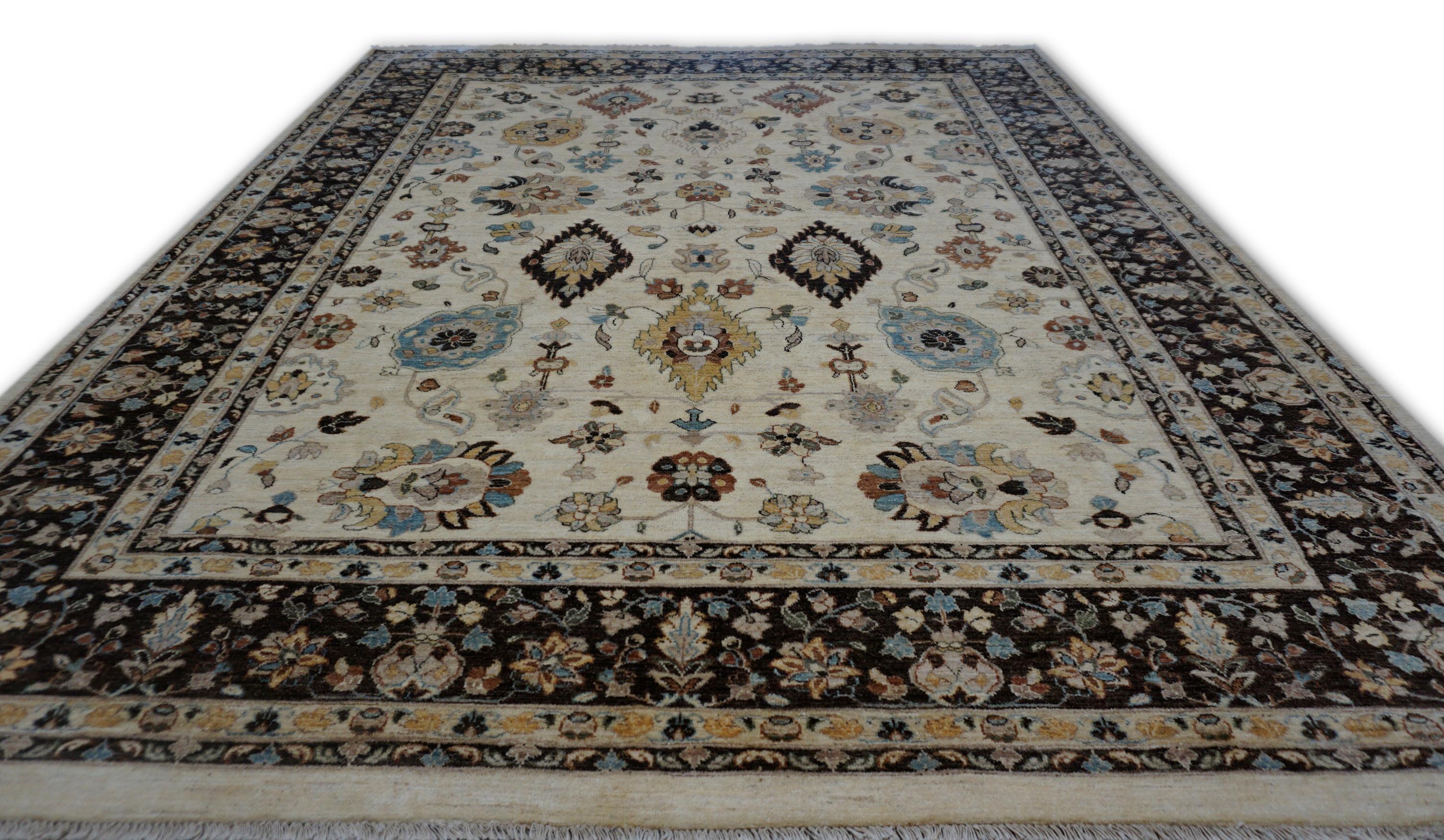 Avorio neoclassico con bordi marroni in stile Heriz  Tappeto 7'11''x10'1'' in vendita 1
