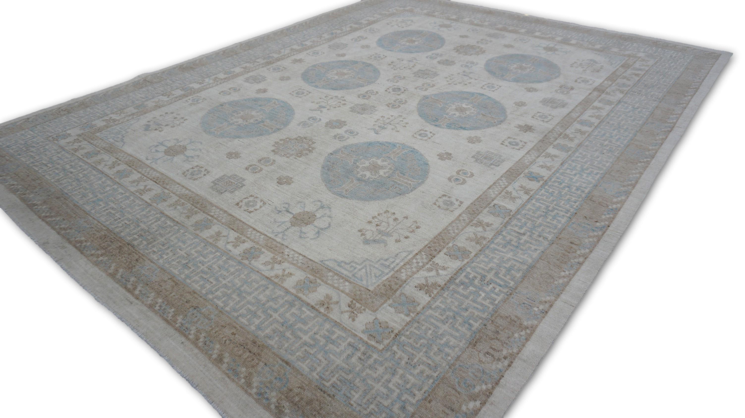 Ce tapis raffiné noué à la main illustre magnifiquement l'héritage de l'artisanat traditionnel réinterprété pour les espaces contemporains. Méticuleusement fabriquée en laine Ghazni filée à la main, cette pièce présente un luxueux velours tissé à la