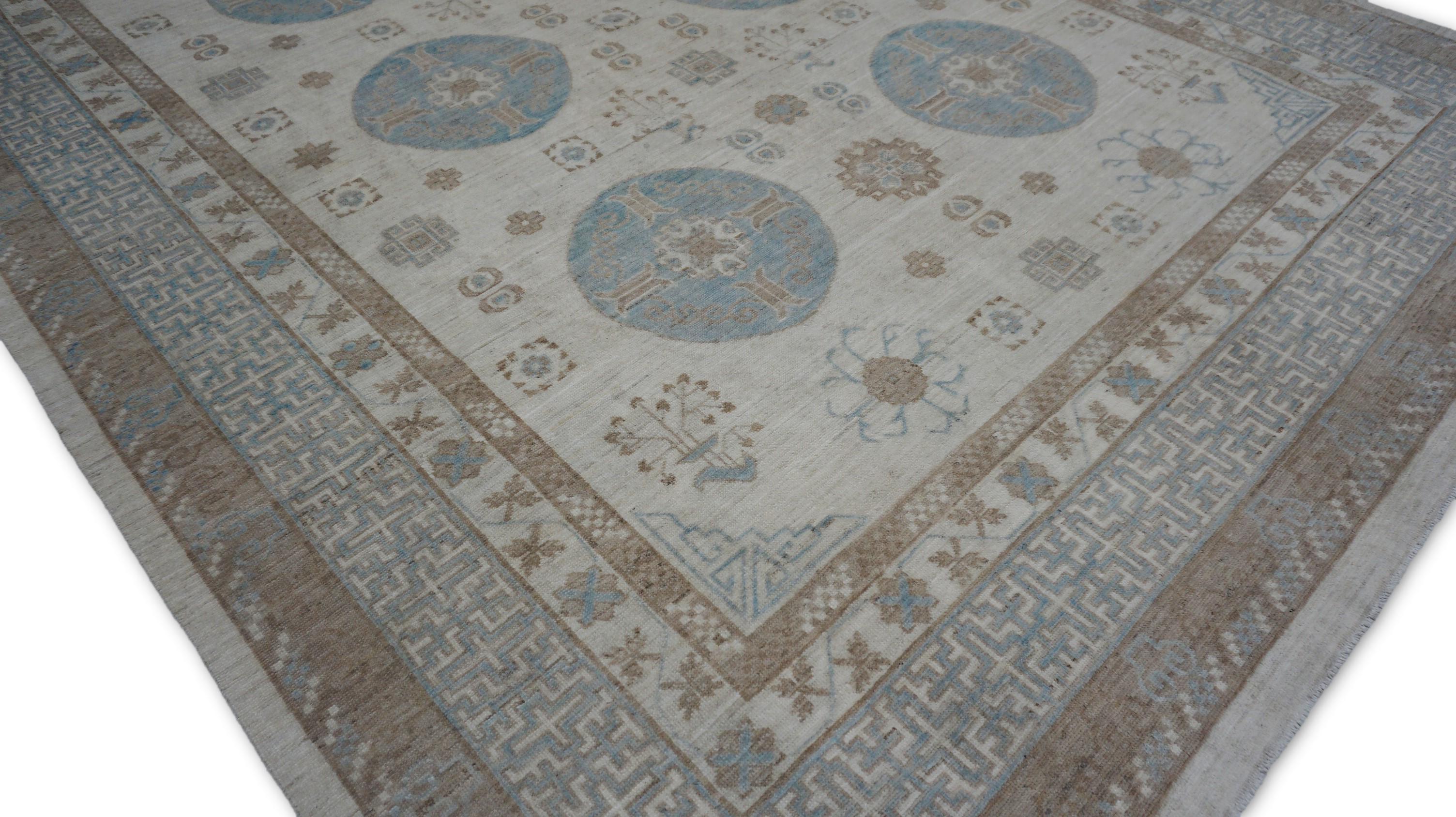Pakistanais Tapis néoclassique Khotan bleu et ivoire 7'6''x10'1'' en vente