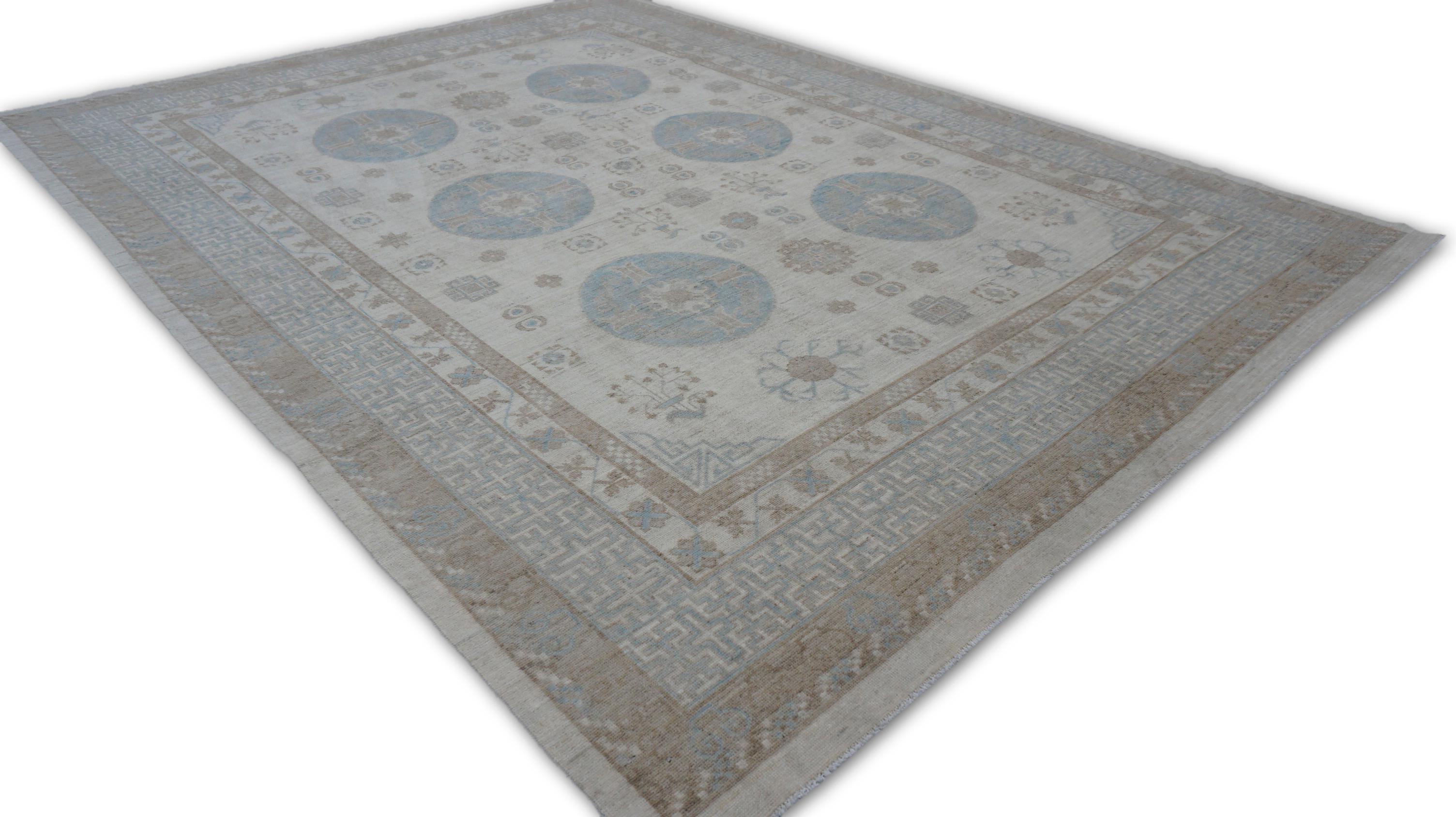 Noué à la main Tapis néoclassique Khotan bleu et ivoire 7'6''x10'1'' en vente