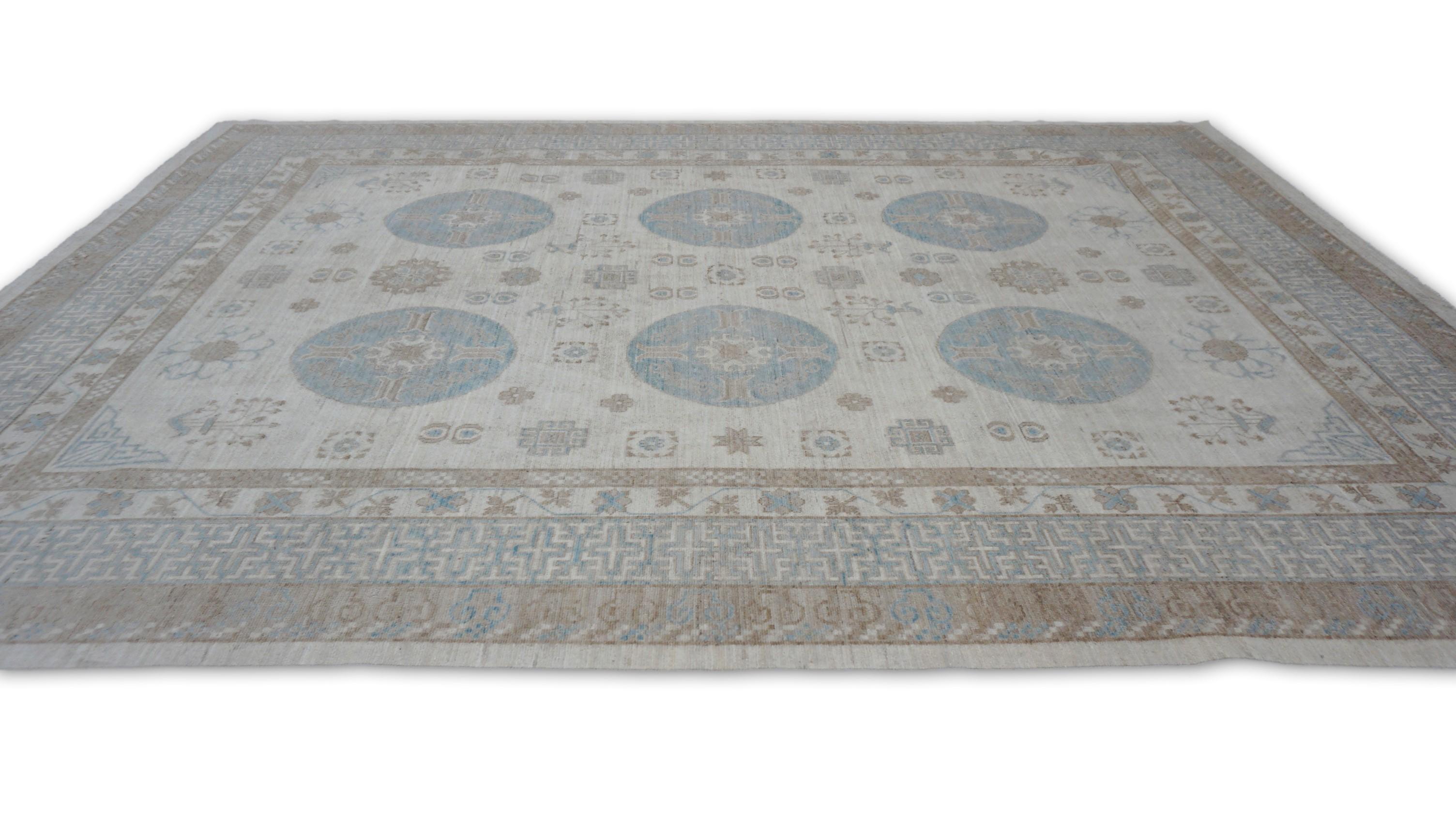 Tapis néoclassique Khotan bleu et ivoire 7'6''x10'1'' Neuf - En vente à Torrance, CA