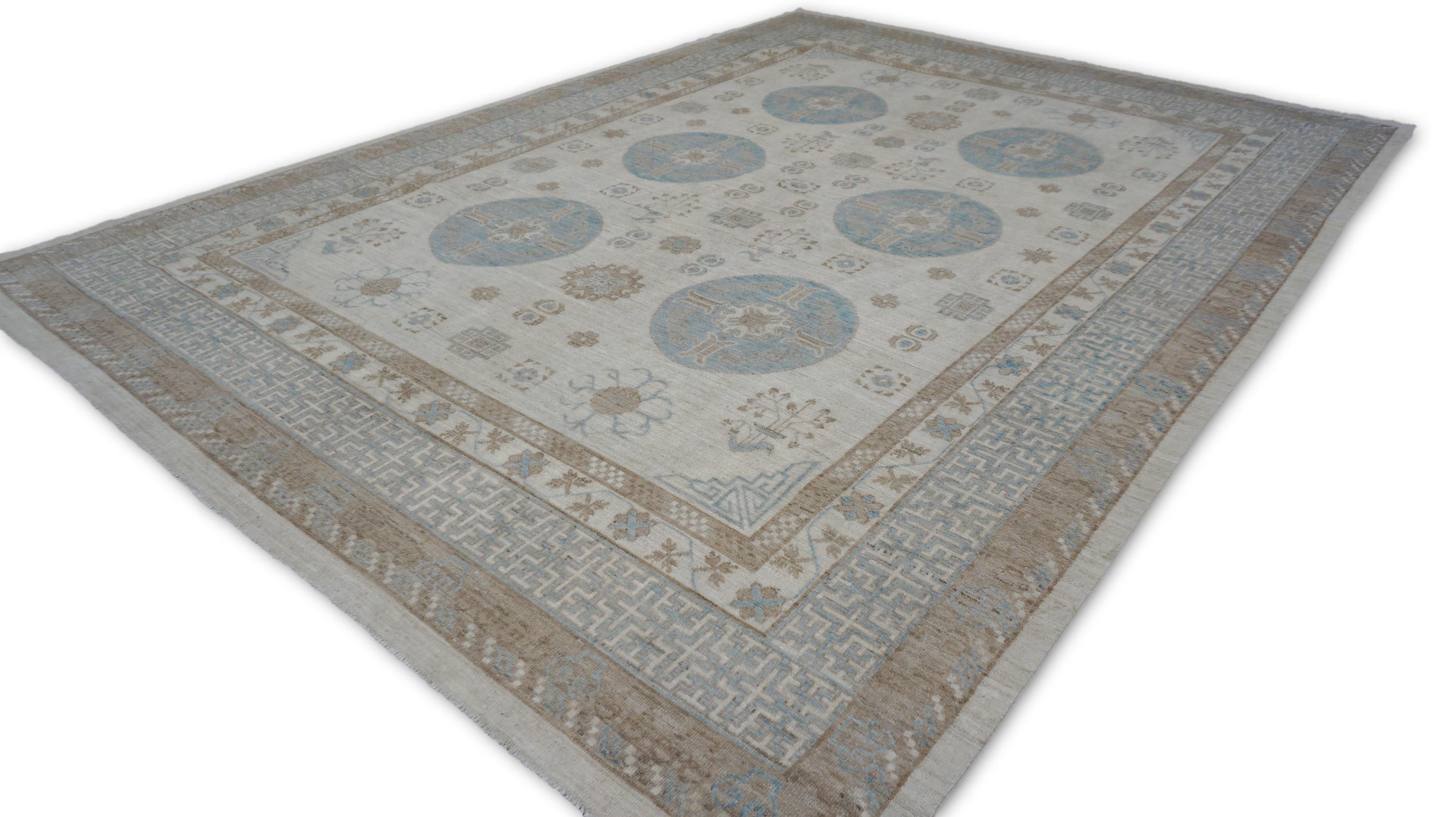 XXIe siècle et contemporain Tapis néoclassique Khotan bleu et ivoire 7'6''x10'1'' en vente