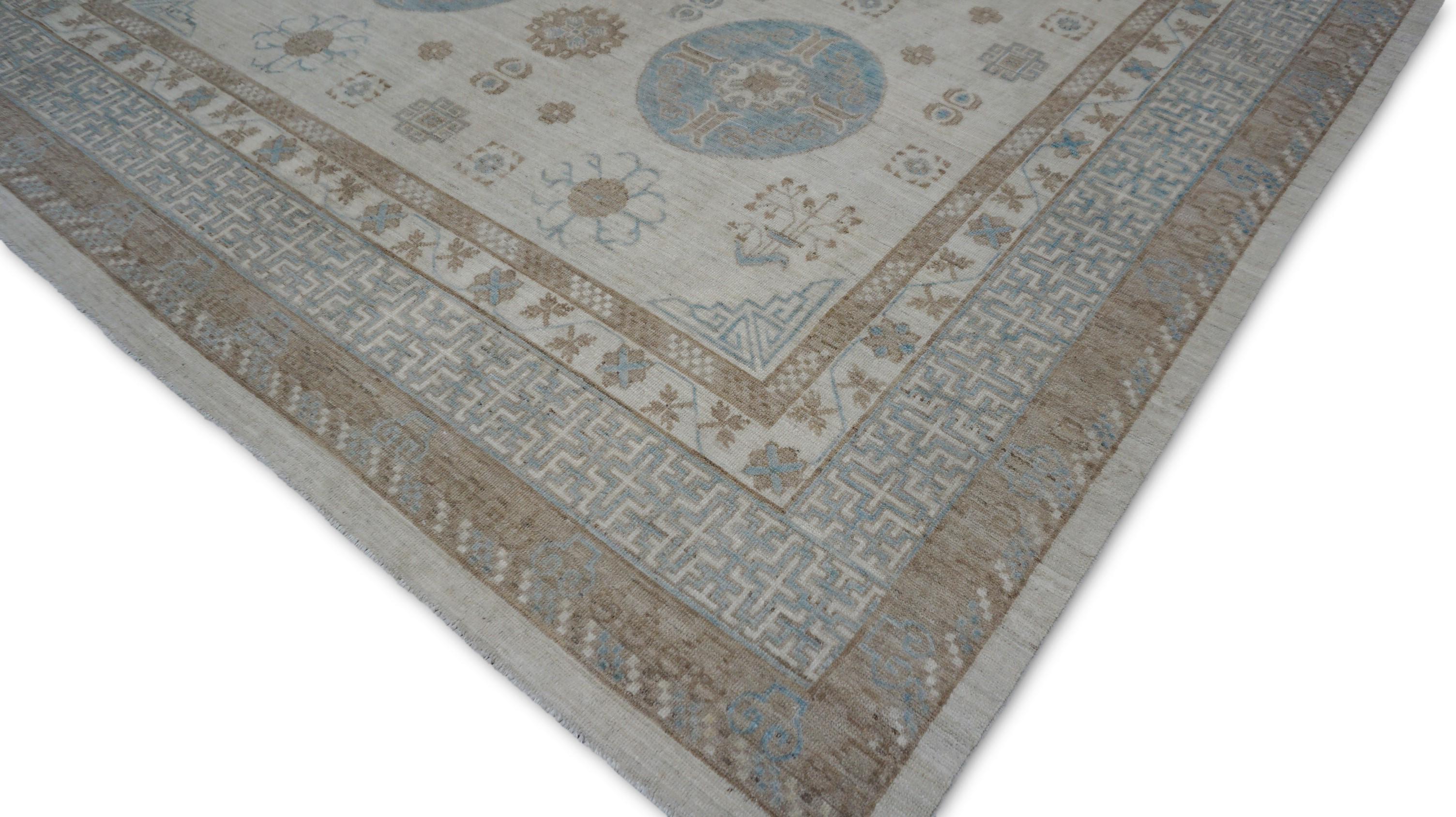 Laine Tapis néoclassique Khotan bleu et ivoire 7'6''x10'1'' en vente