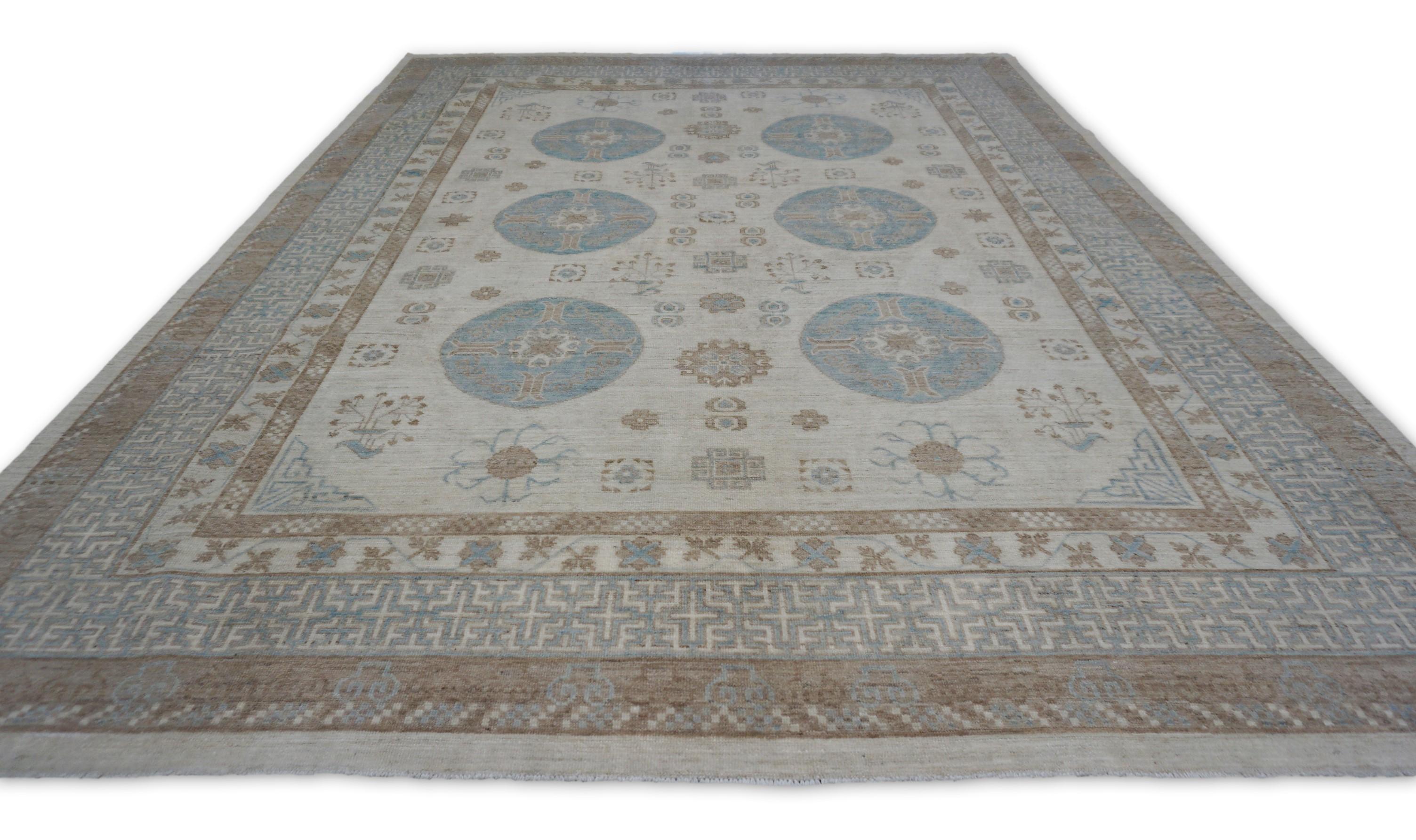 Tapis néoclassique Khotan bleu et ivoire 7'6''x10'1'' en vente 1