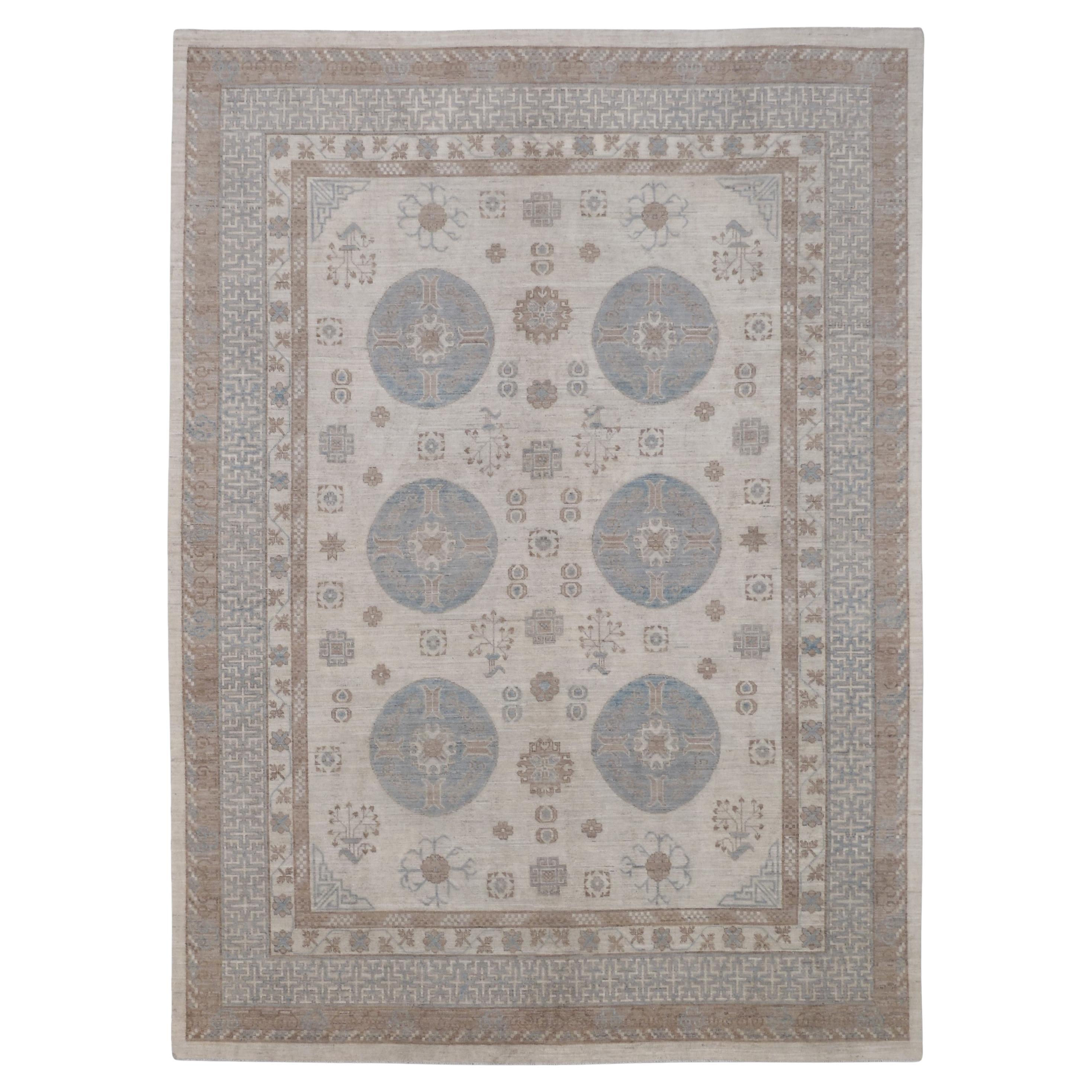 Tapis néoclassique Khotan bleu et ivoire 7'6''x10'1''
