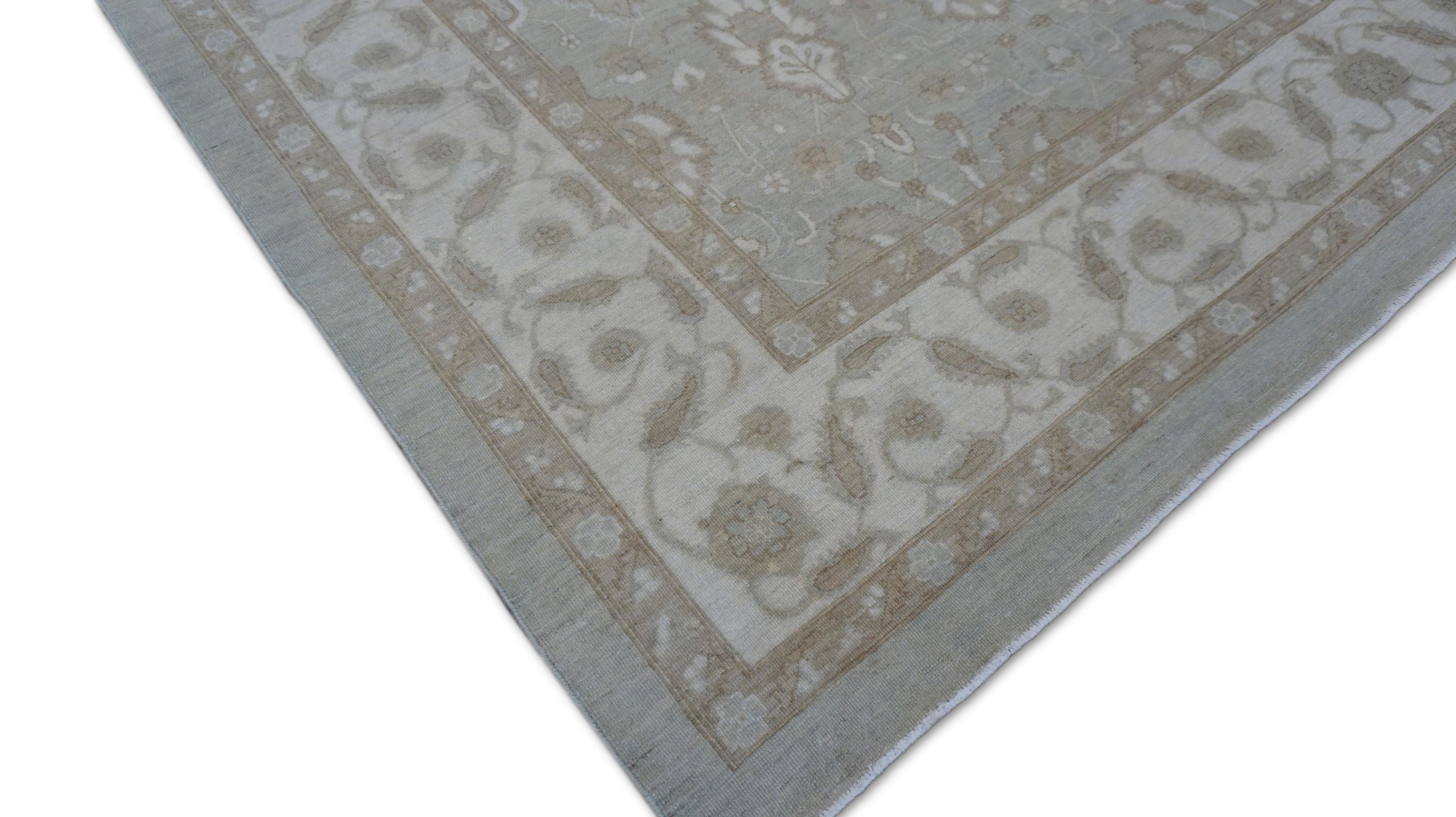 Dieser wunderschöne handgeknüpfte Wollteppich zeigt ein raffiniertes Blumenmotiv, das von klassischen persischen Mustern inspiriert ist, aber mit der Präzision und Handwerkskunst ausgeführt wurde, für die pakistanische Weber bekannt sind. Das