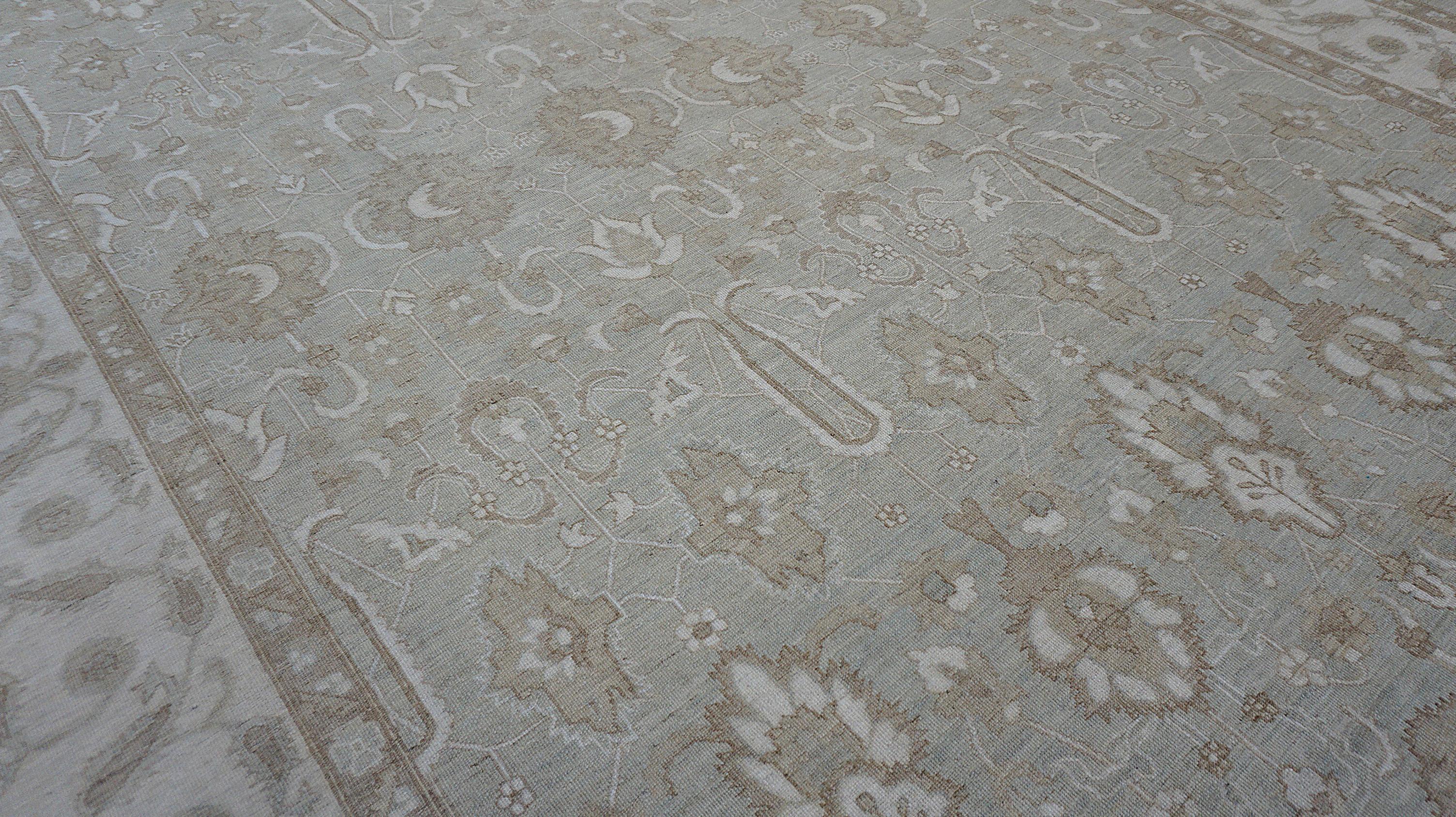 Neoklassischer hellgrüner und elfenbeinfarbener Wollteppich 8'9''x12'3'' im Zustand „Neu“ im Angebot in Torrance, CA