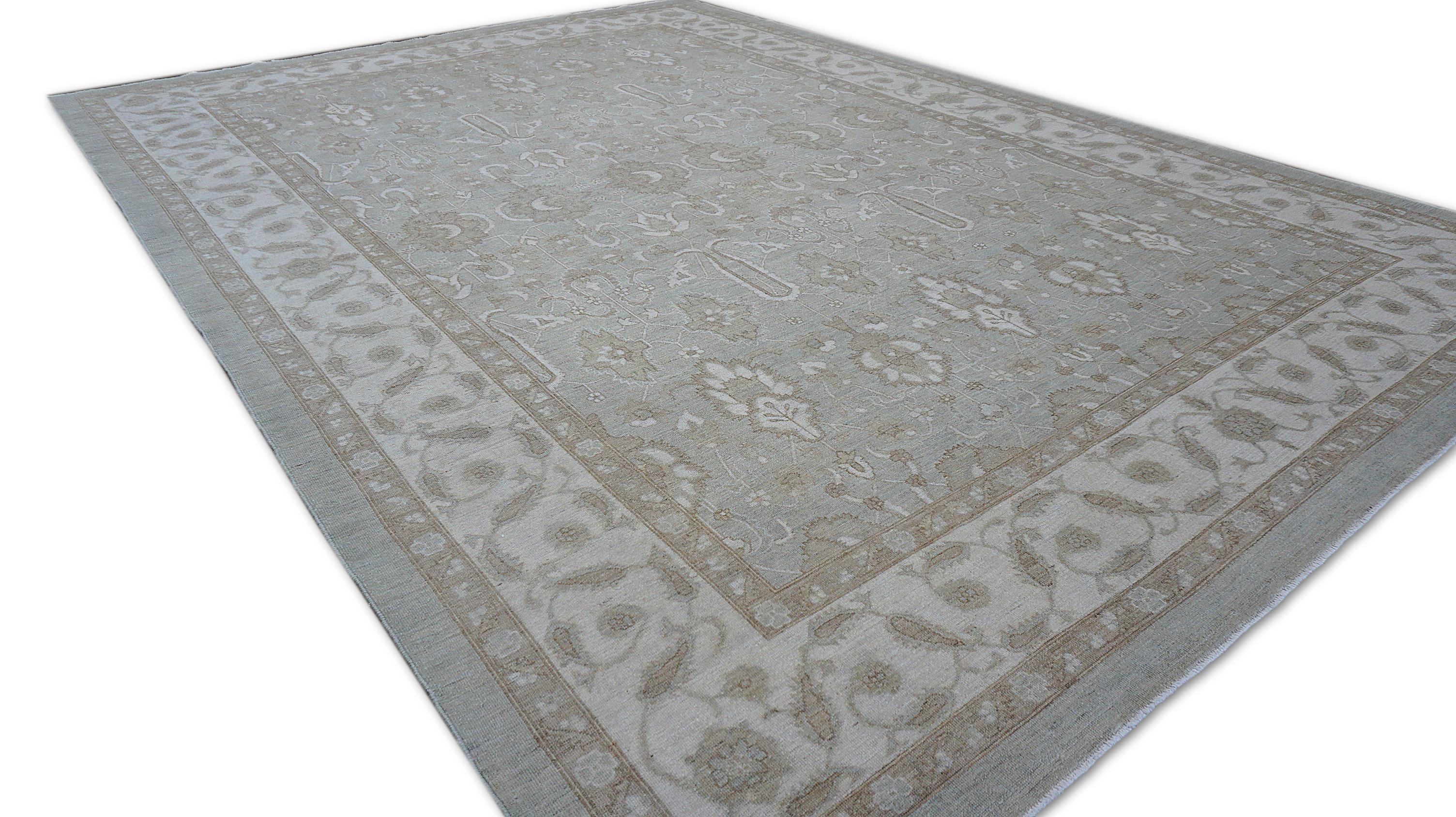 Neoklassischer hellgrüner und elfenbeinfarbener Wollteppich 8'9''x12'3'' (21. Jahrhundert und zeitgenössisch) im Angebot