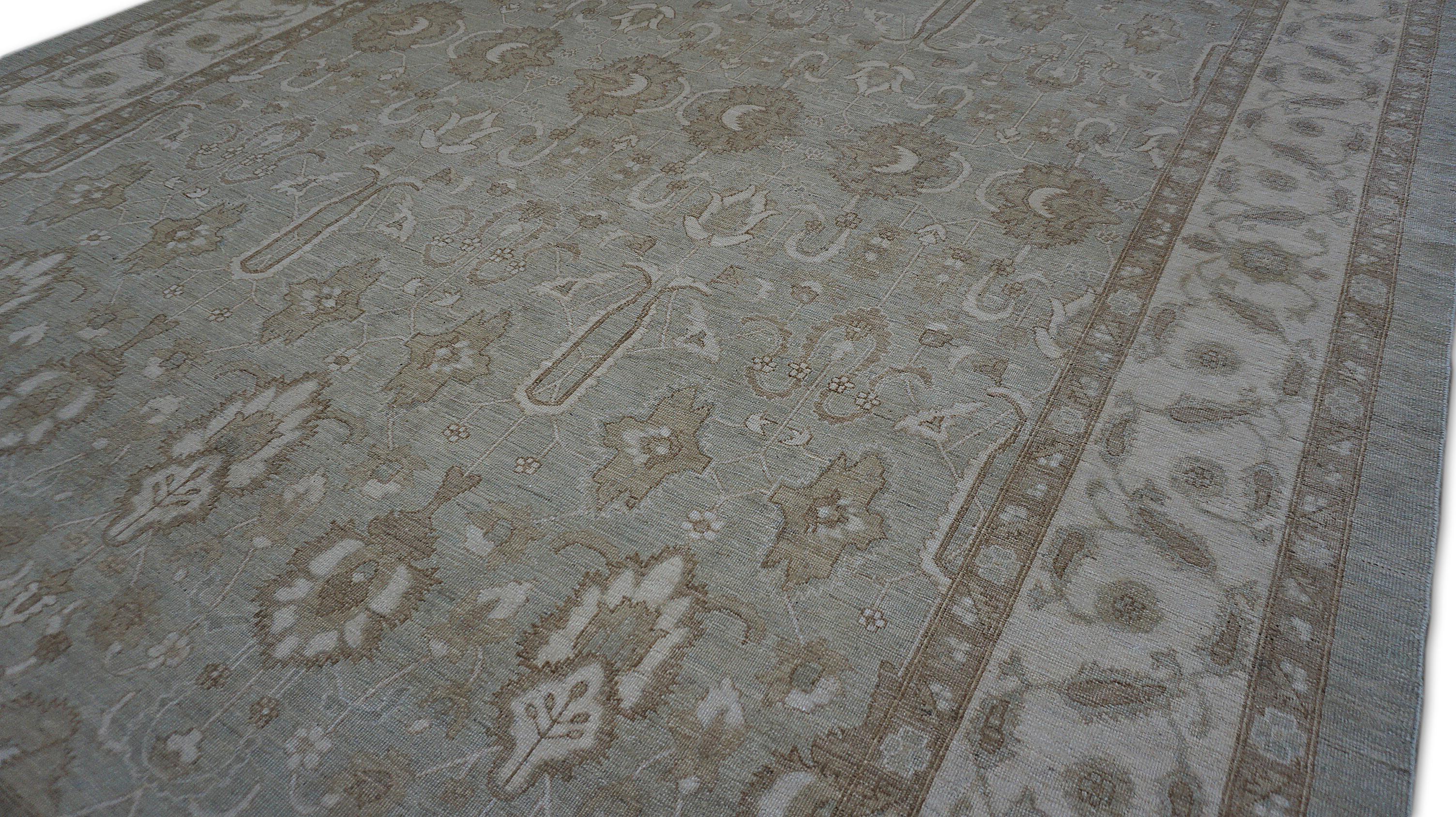 Neoklassischer hellgrüner und elfenbeinfarbener Wollteppich 8'9''x12'3'' im Angebot 1