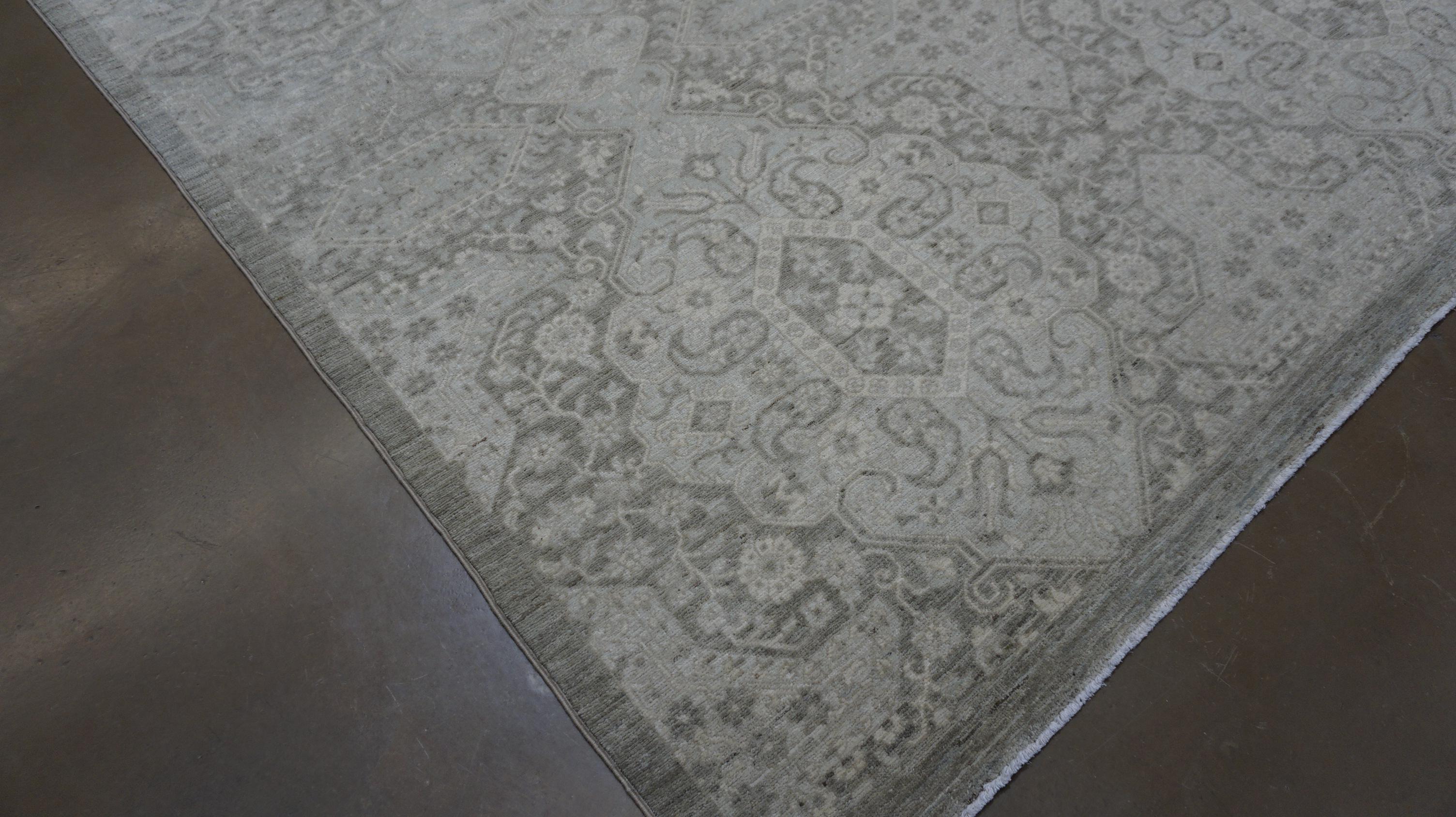 Neo-Classical Light Olive and Soft Blue Geometric Motif Wool Rug 9'x12'1'' en vente 2