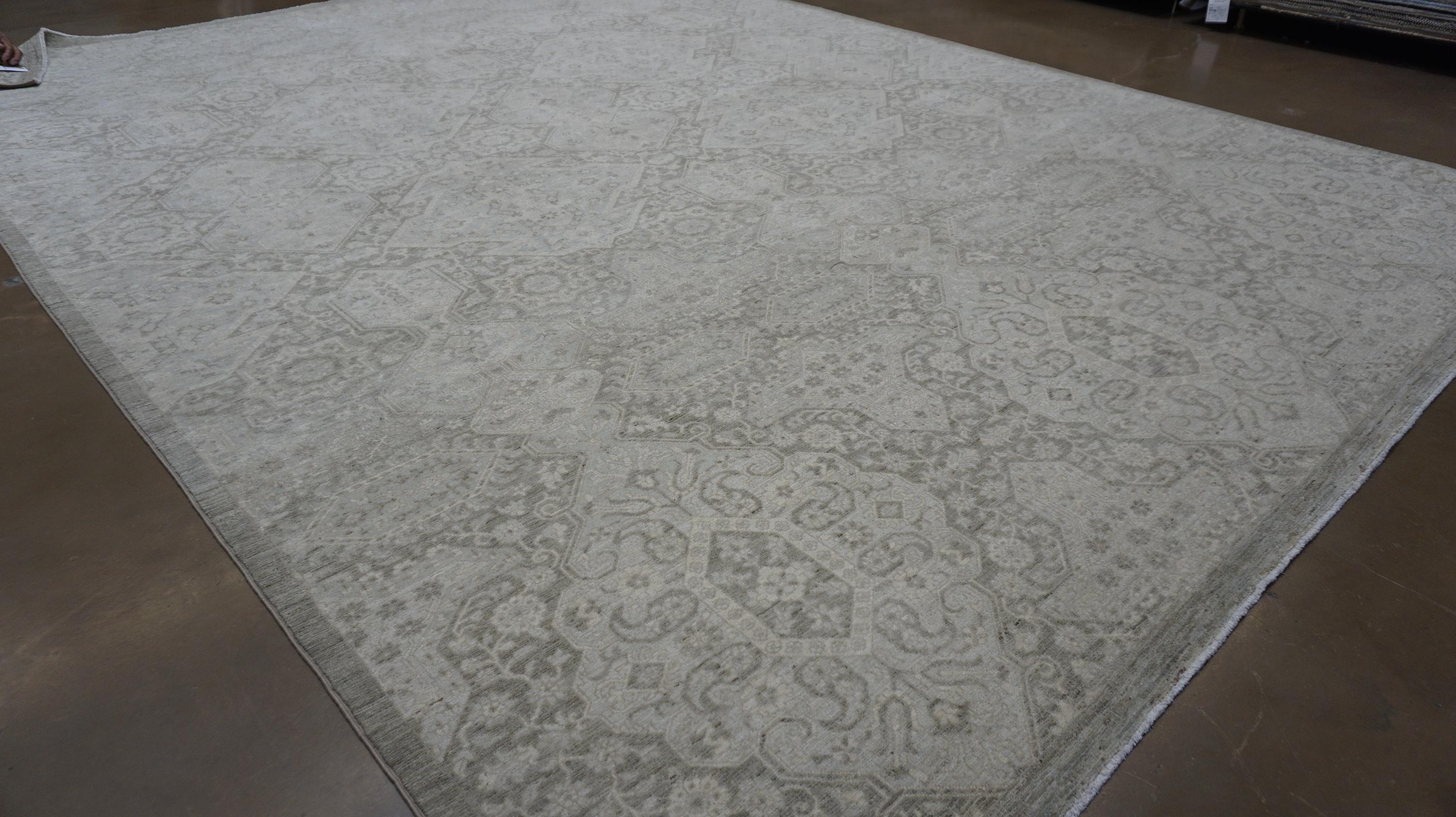 Néoclassique Neo-Classical Light Olive and Soft Blue Geometric Motif Wool Rug 9'x12'1'' en vente