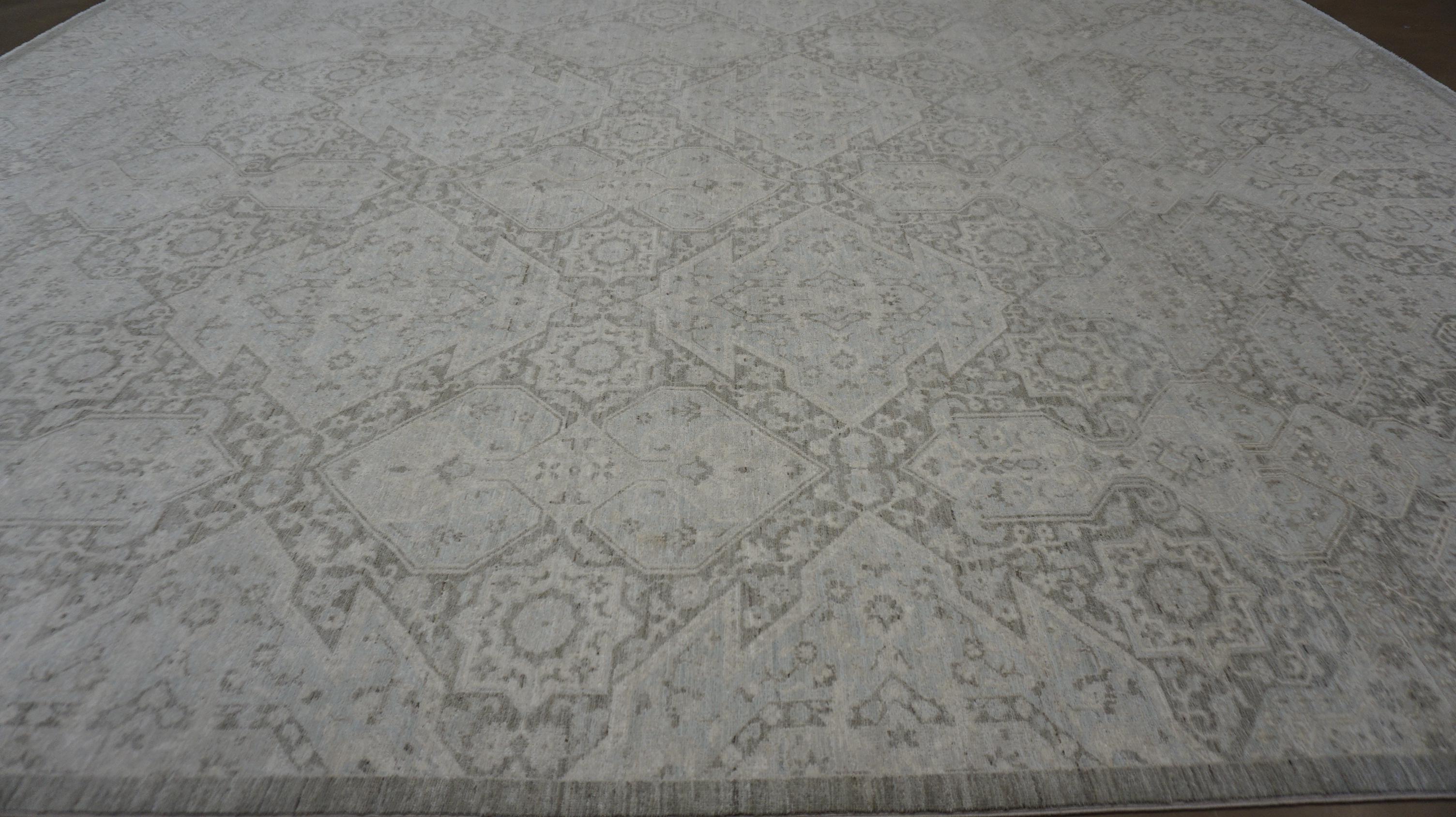 Pakistanais Neo-Classical Light Olive and Soft Blue Geometric Motif Wool Rug 9'x12'1'' en vente