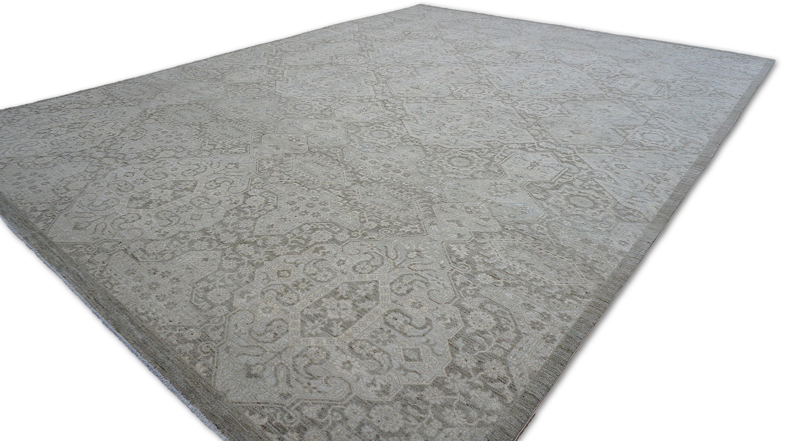 Laine Neo-Classical Light Olive and Soft Blue Geometric Motif Wool Rug 9'x12'1'' en vente