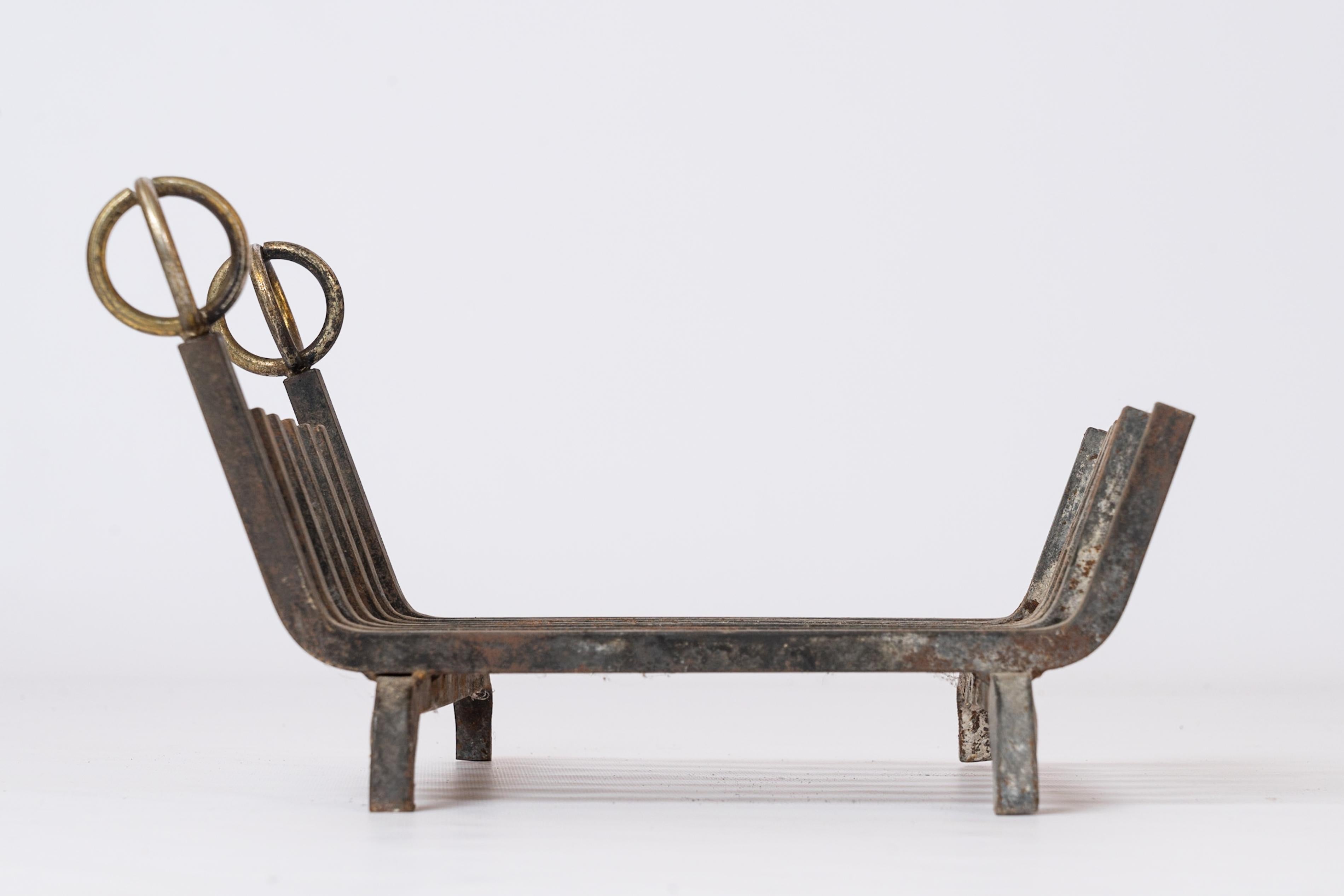 Elegant porte-bûches en fer de style néo-classique avec sphères décoratives en bronze armillaire. Dans le style de Jacques Adnet.
Bon état vintage.
Ce support est expédié depuis la France et peut être renvoyé soit en France, soit dans un centre