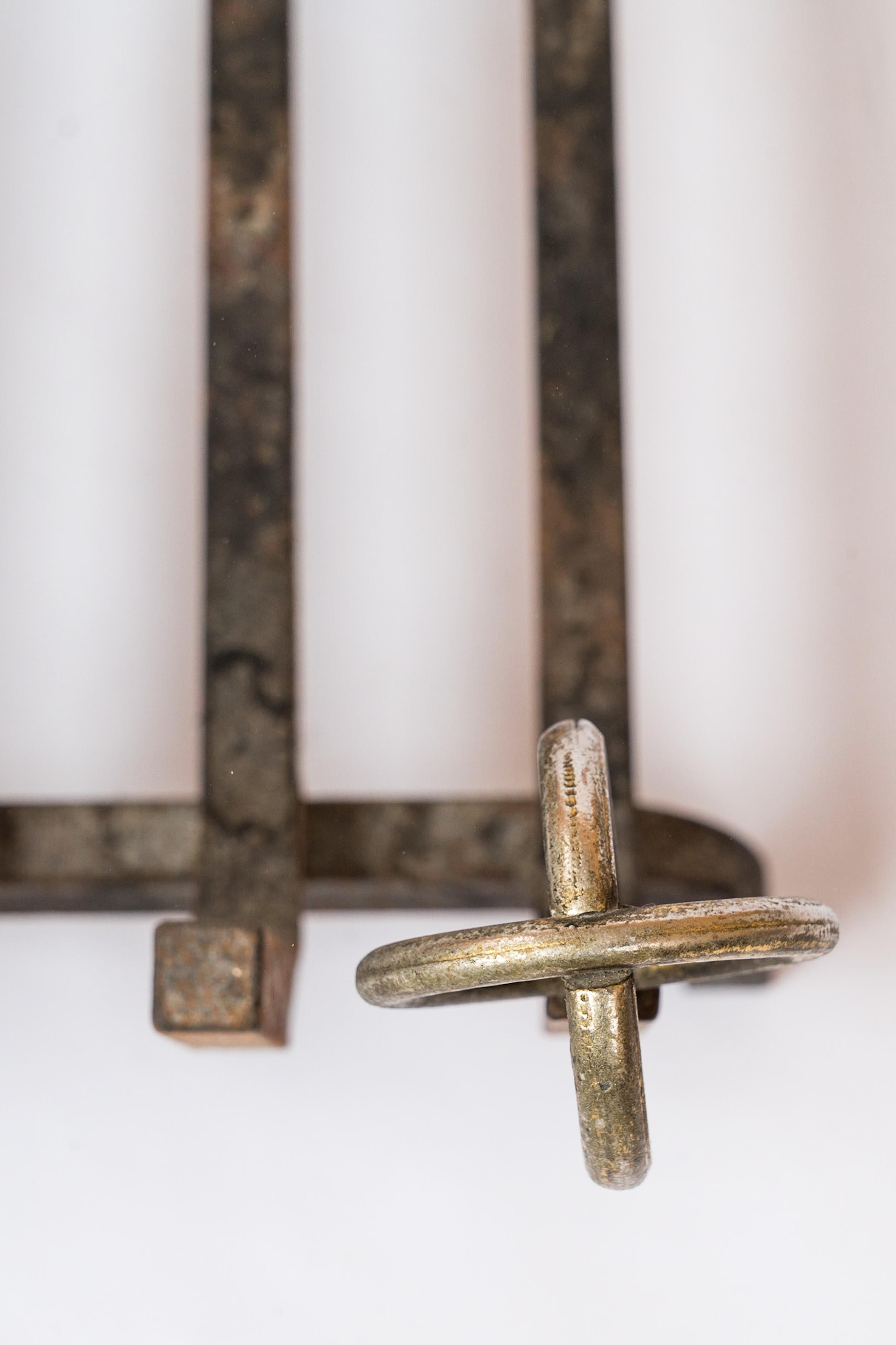 Porte-bûches néoclassique avec sphères en bronze 