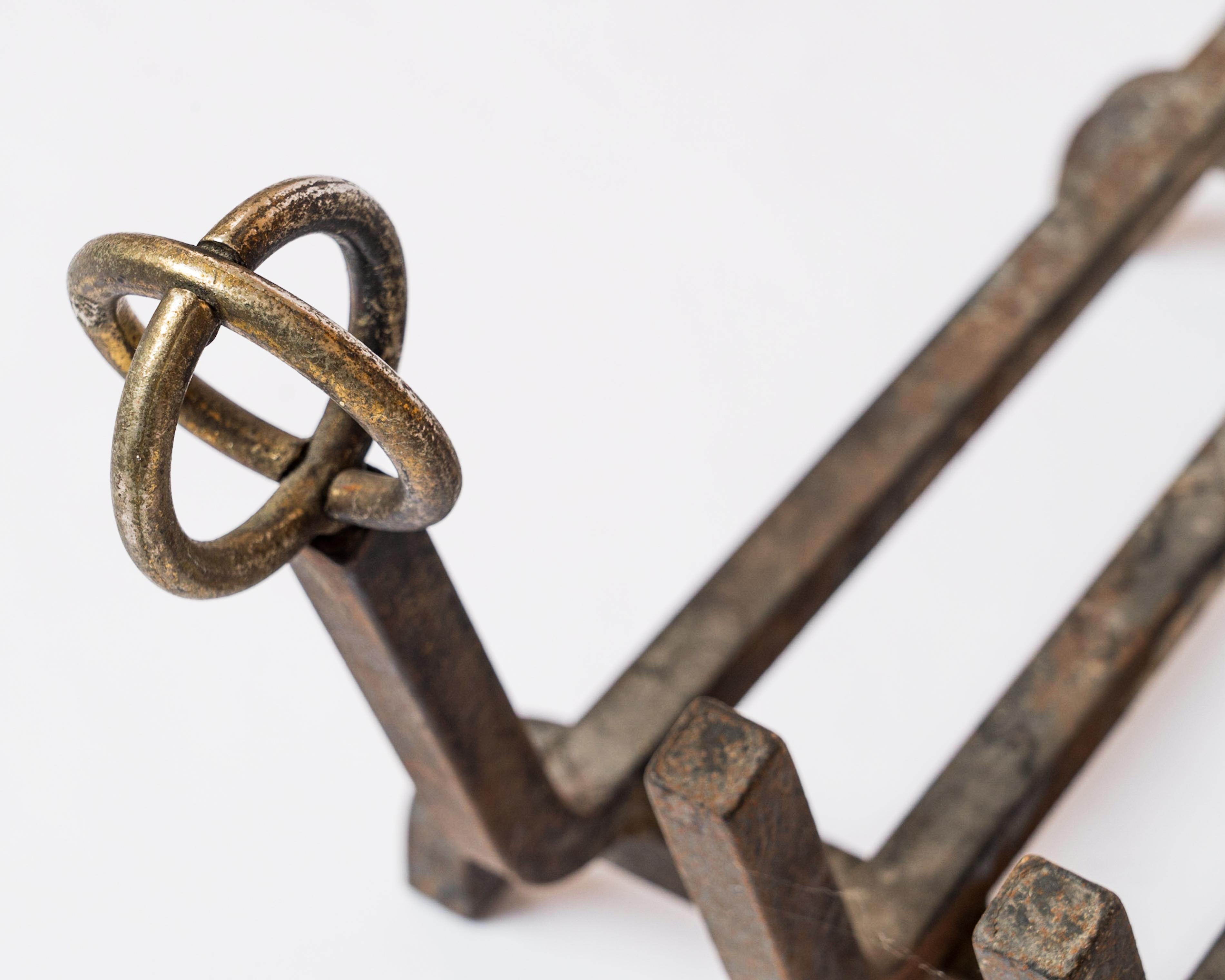 Milieu du XXe siècle Porte-bûches néoclassique avec sphères en bronze 