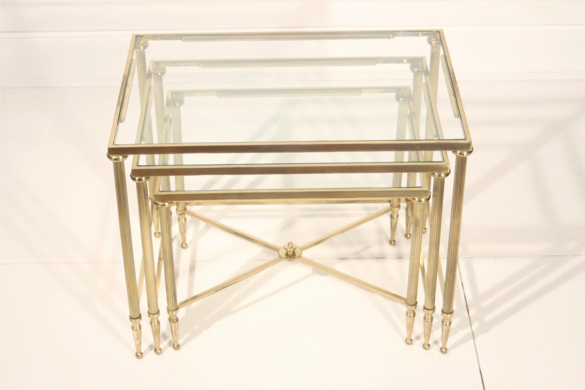 Neo-classical nesting tables in gilded brass & glass by Maison Jansen, France  In Good Condition For Sale In STRASBOURG, FR