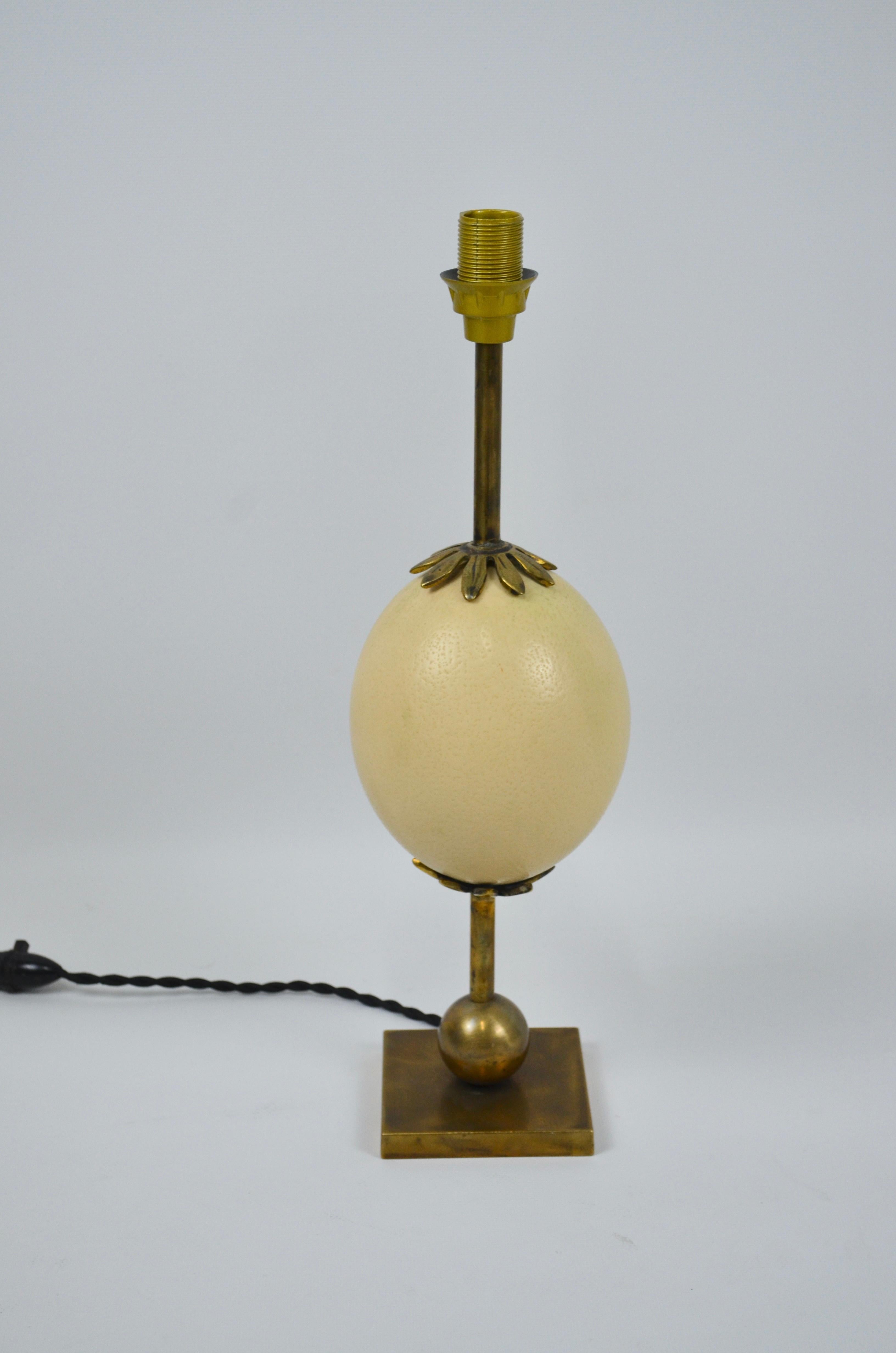 Néoclassique Lampe de bureau néoclassique œuf d'autruche en laiton et bronze en vente