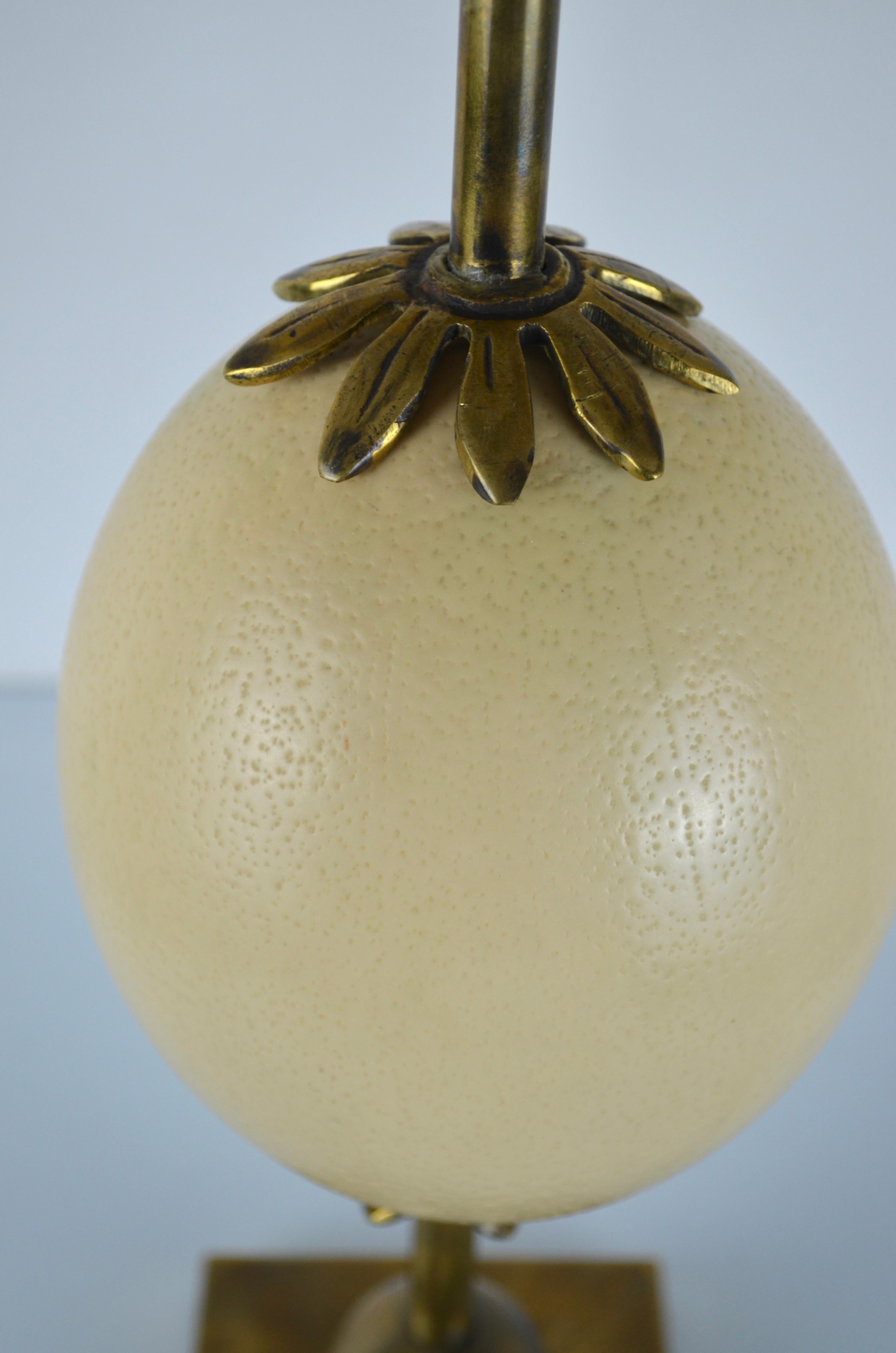 Lampe de bureau néoclassique œuf d'autruche en laiton et bronze Bon état - En vente à Marinha Grande, PT