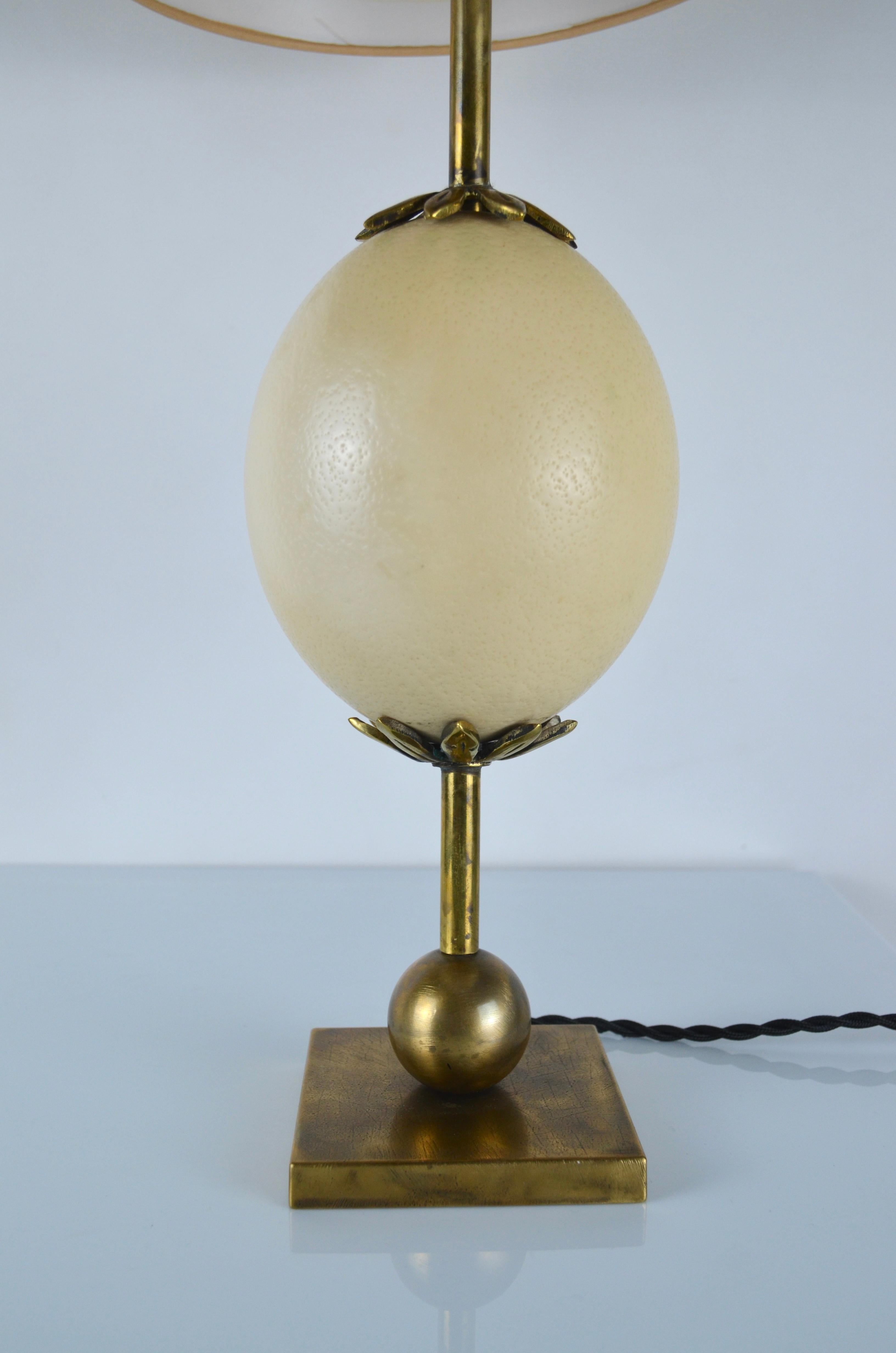Fin du 20e siècle Lampe de bureau néoclassique œuf d'autruche en laiton et bronze en vente