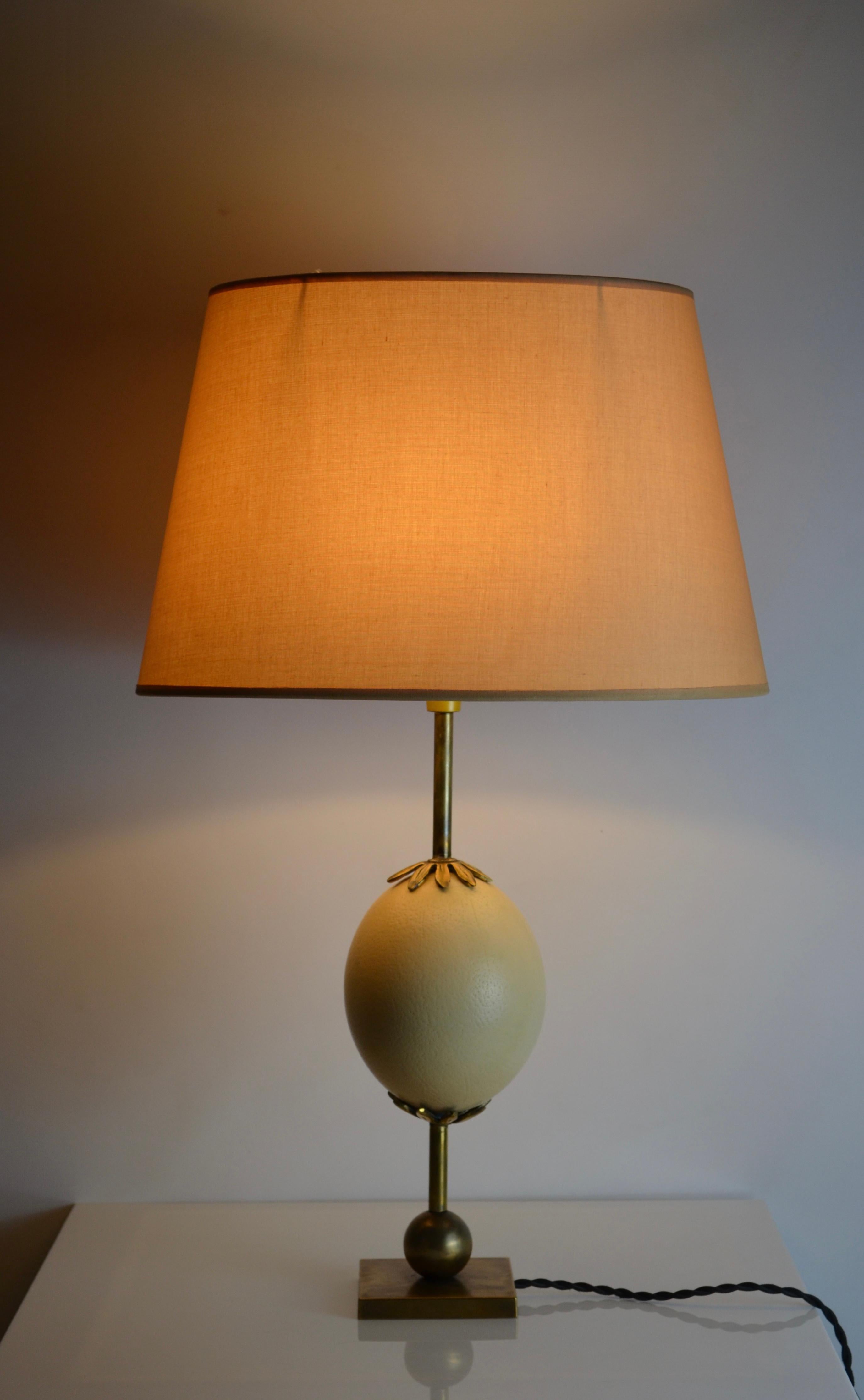 Neoklassizistische Tischlampe aus Straußeneier aus Messing und Bronze im Angebot 1