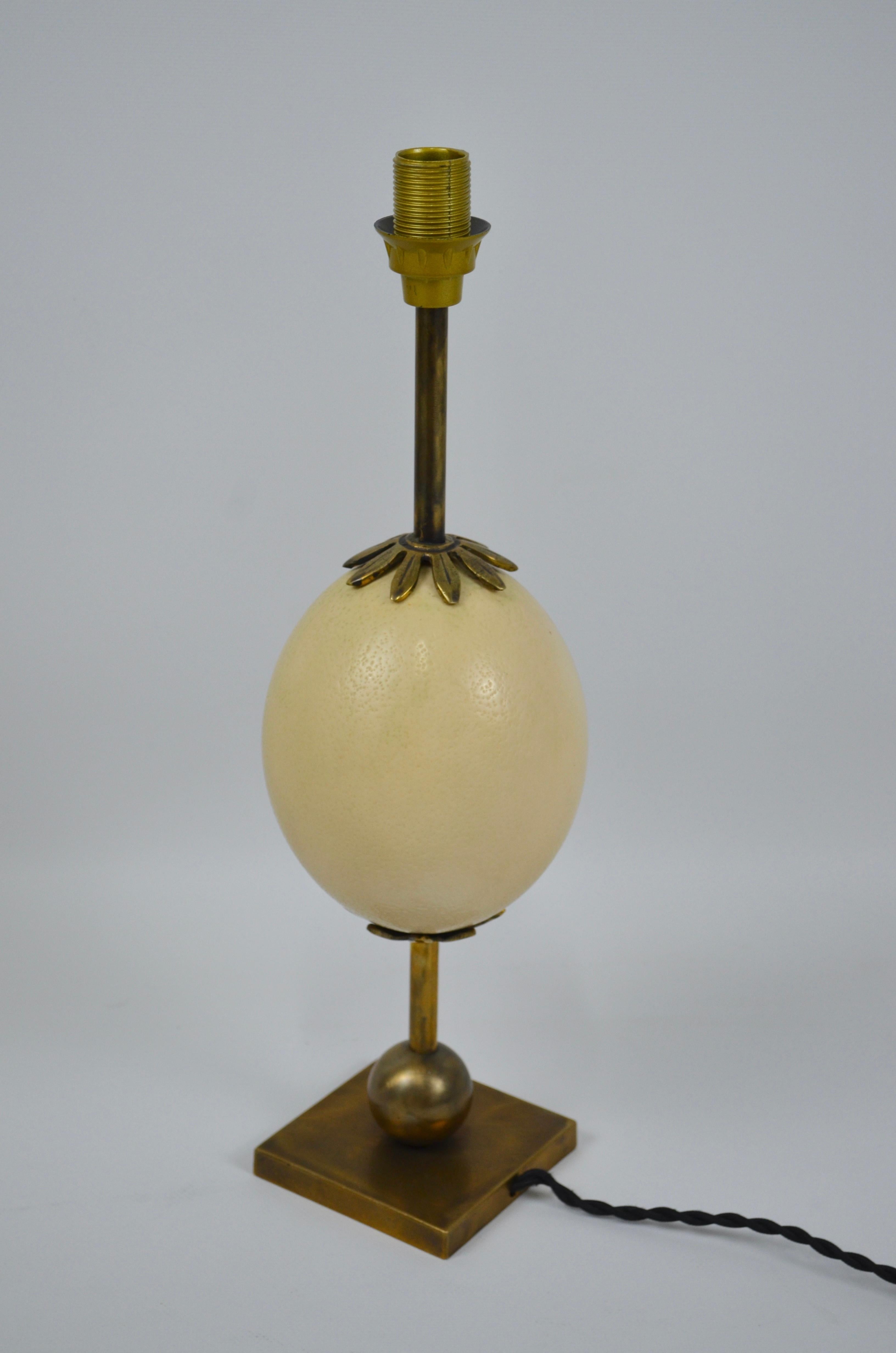Lampe de bureau néoclassique œuf d'autruche en laiton et bronze en vente 1