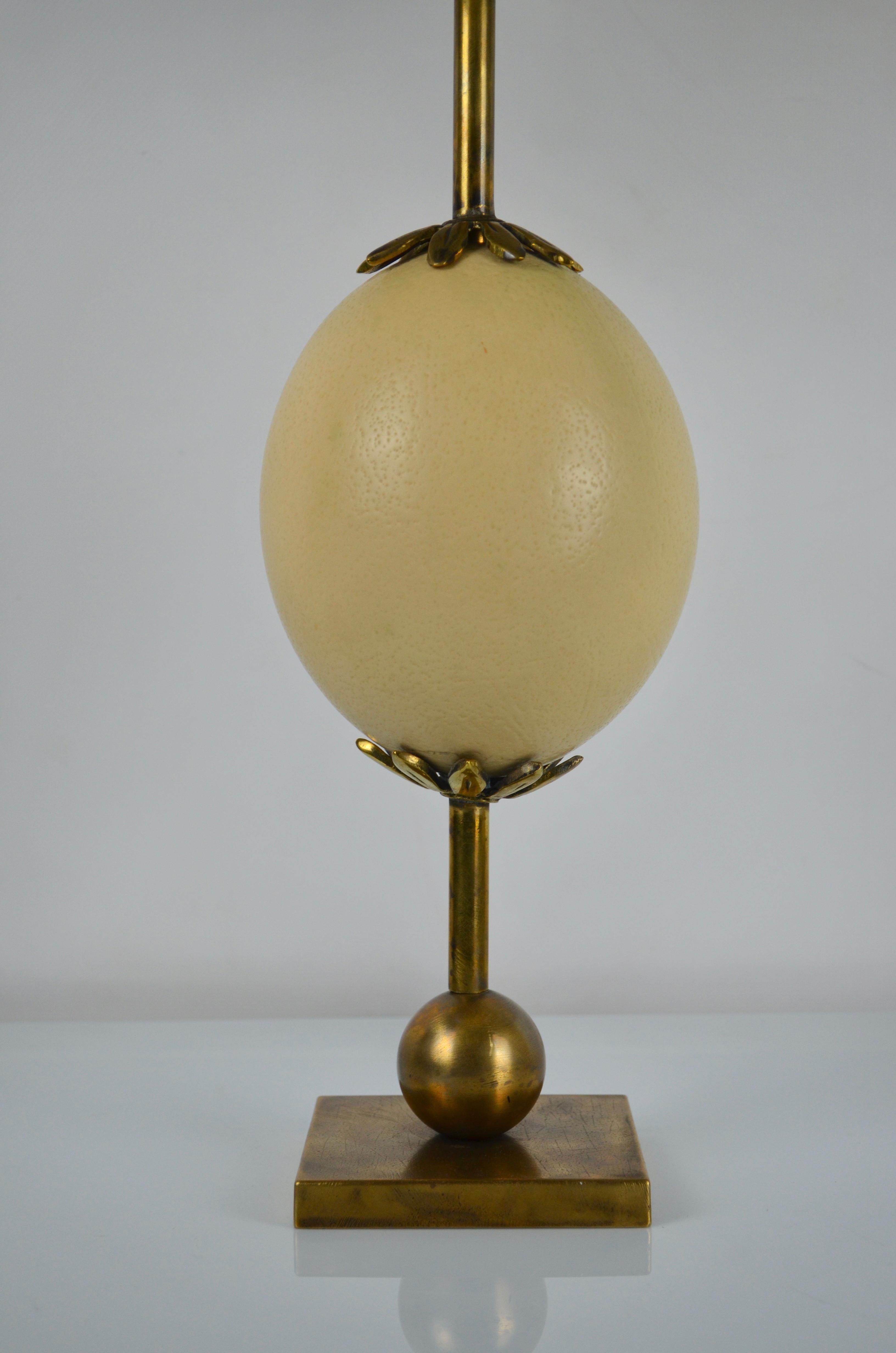 Lampe de bureau néoclassique œuf d'autruche en laiton et bronze en vente 2