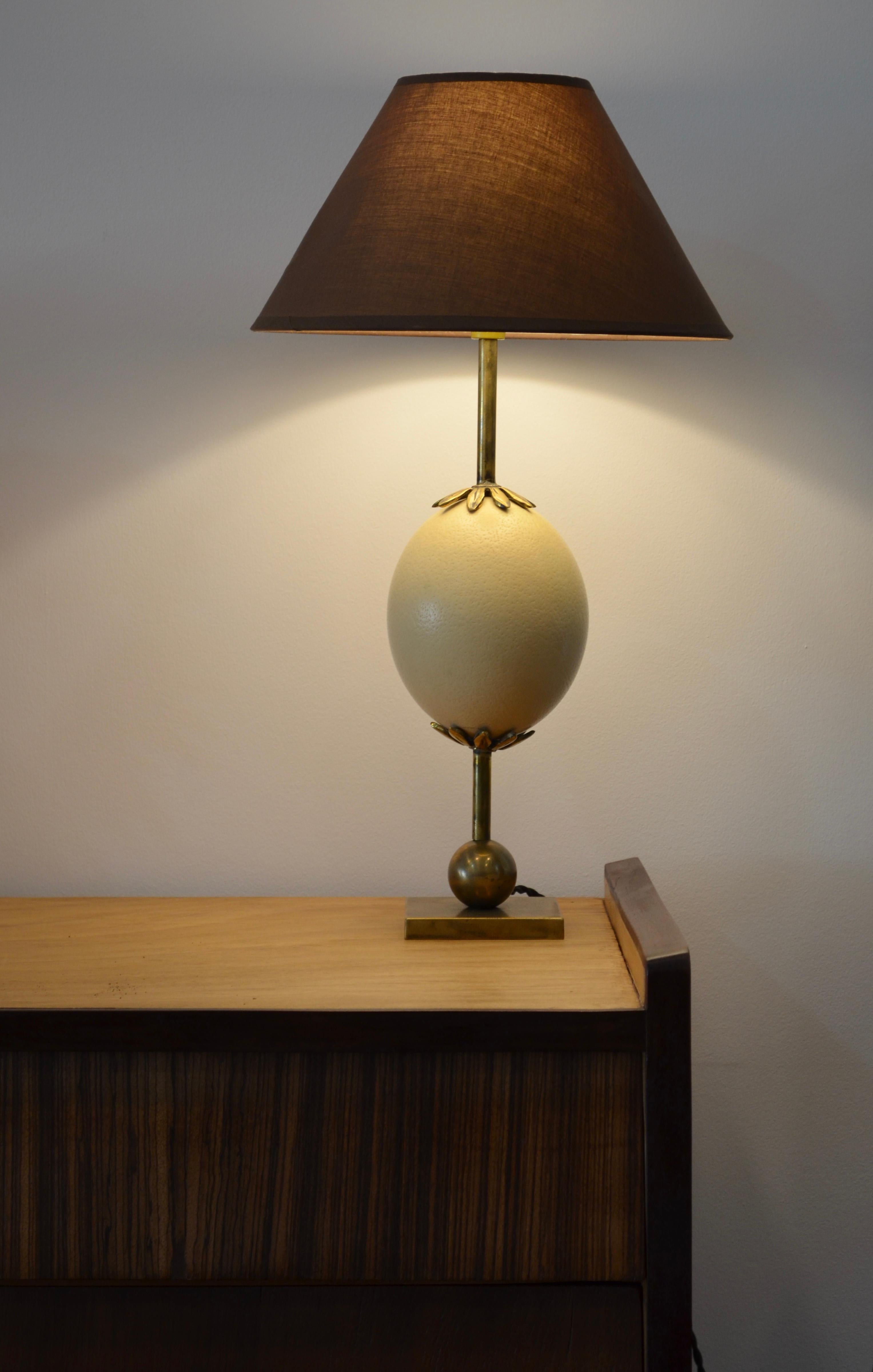 Lampe de bureau néoclassique œuf d'autruche en laiton et bronze en vente 3