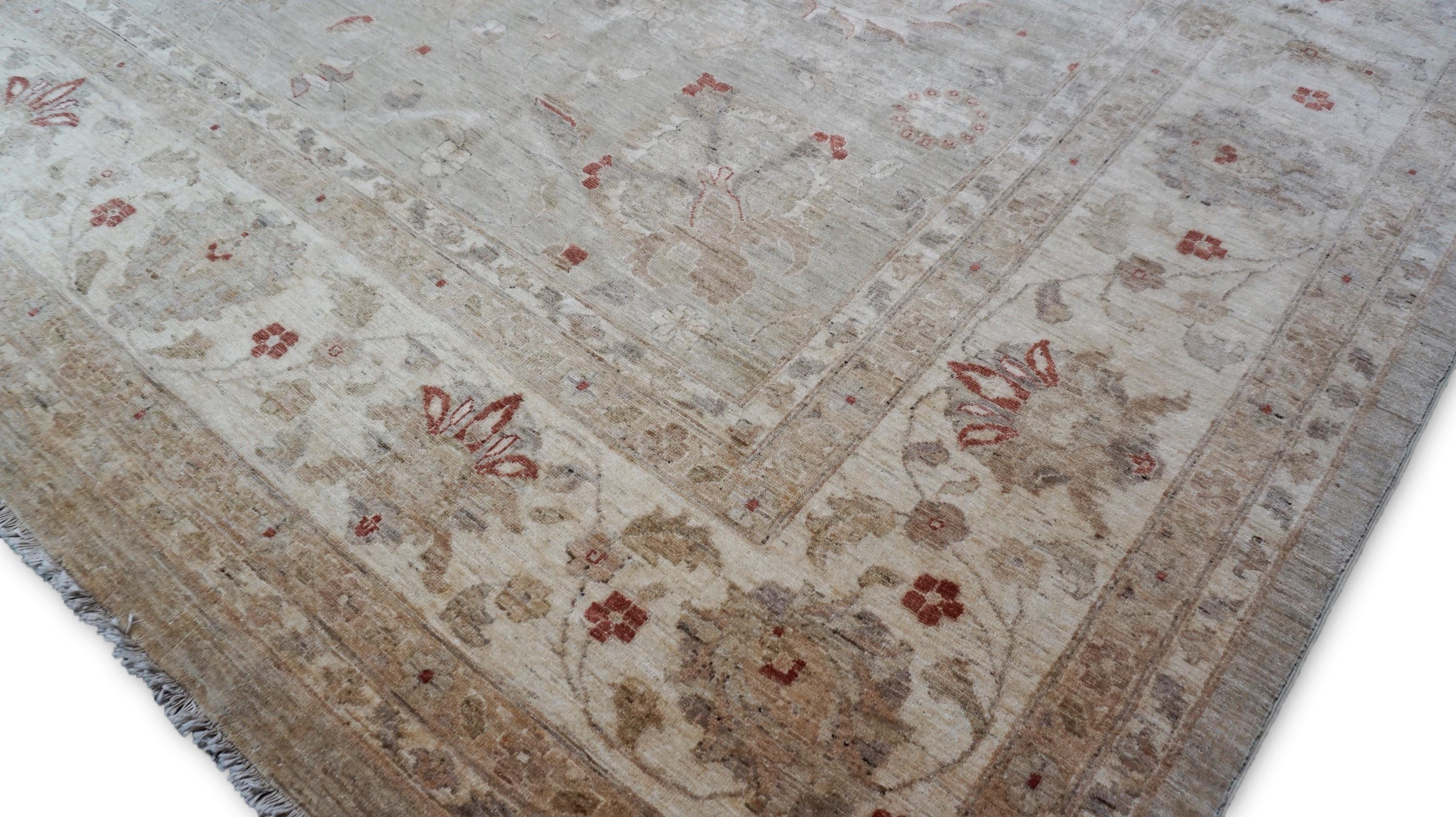 Dieser elegante, handgeknüpfte Wollteppich zeigt ein raffiniertes, von Oushak inspiriertes Design, das sich durch seine weiche, gedämpfte Farbpalette und großflächige Blumenmotive auszeichnet. Dieses vollständig von Hand mit jahrhundertealten