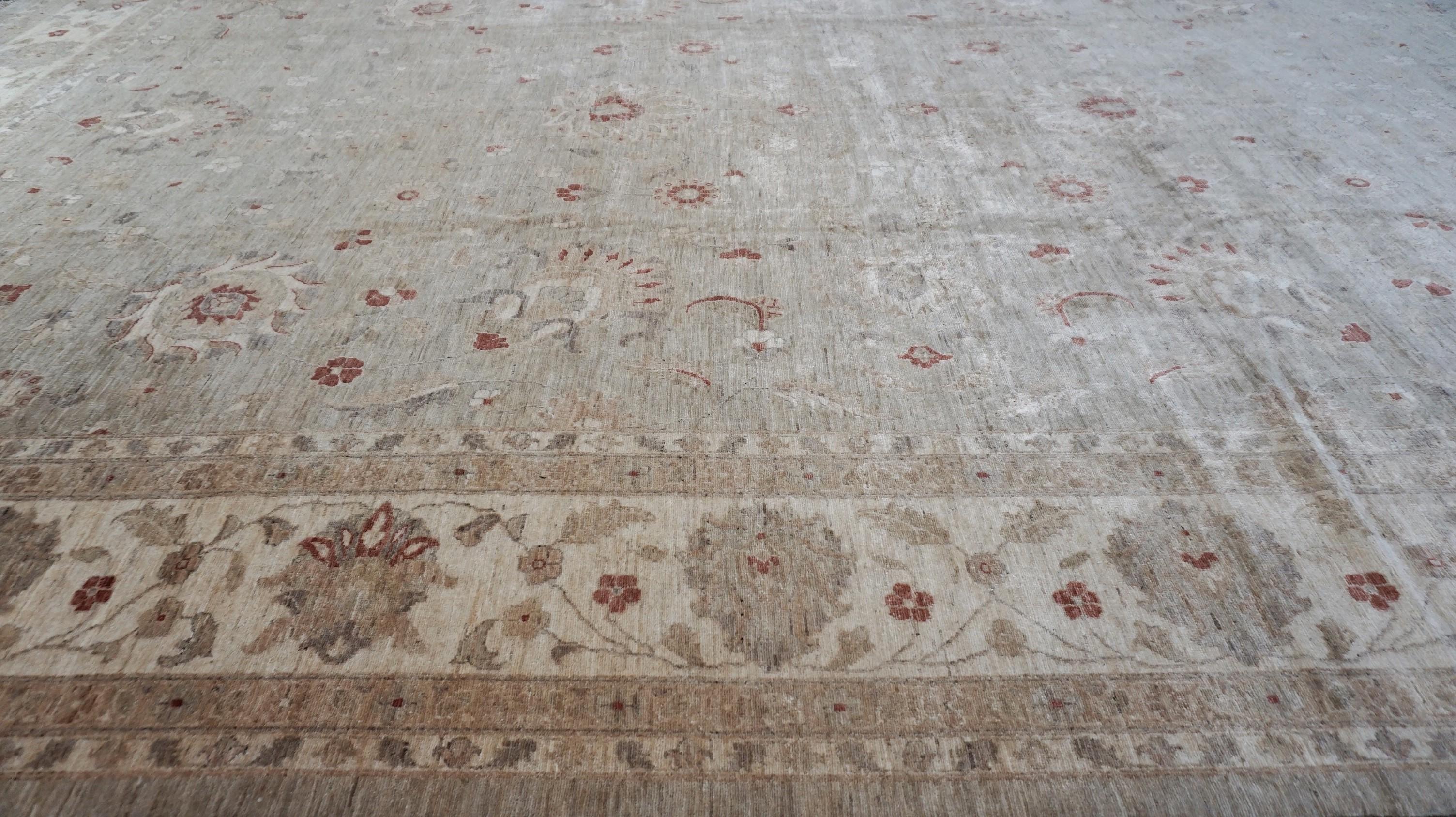 Neo-Classical Oushak Tan und Beige Elfenbein Motiv Wollteppich 12'x17'8'' (Neoklassisch) im Angebot