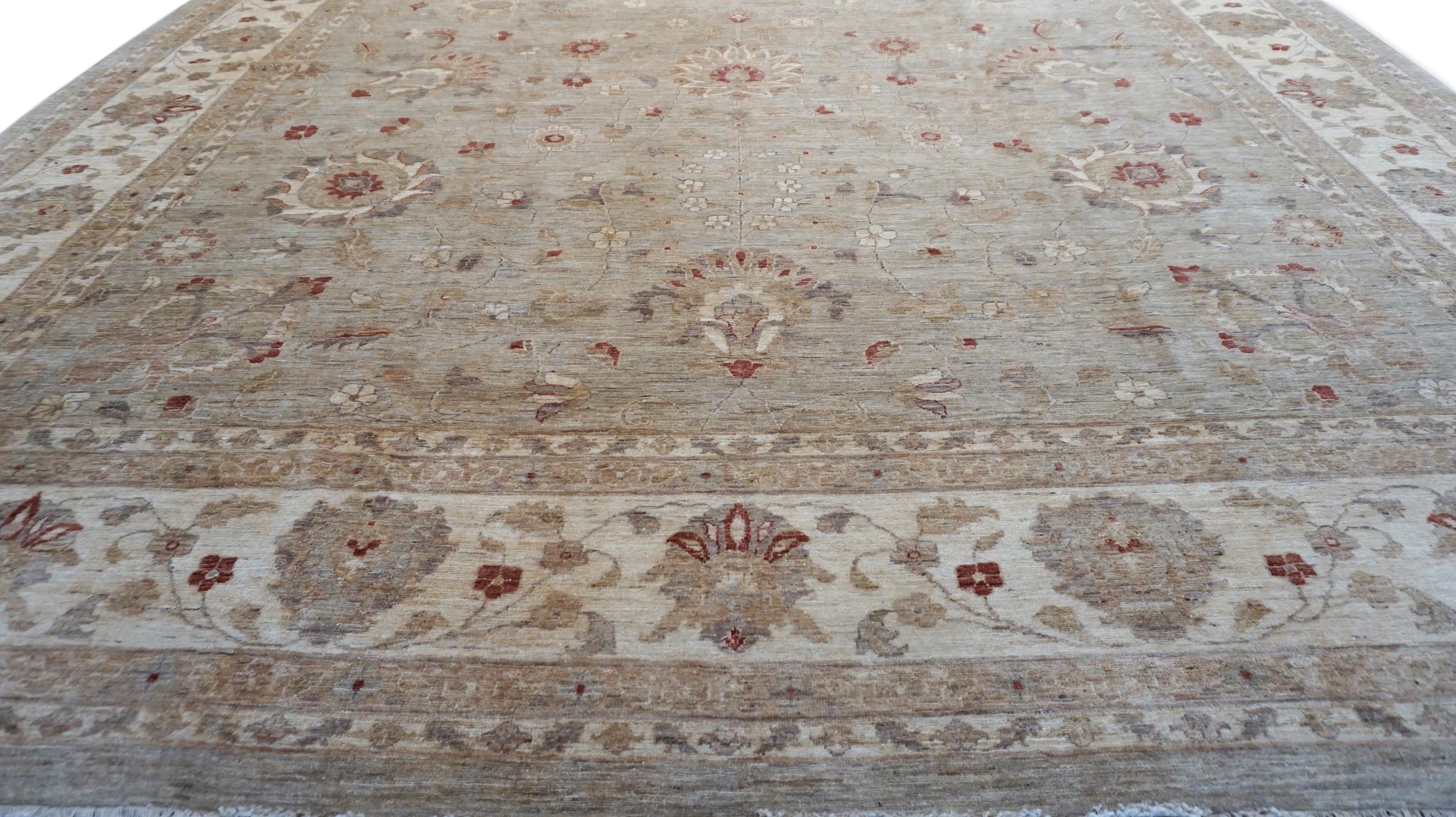 Neo-Classical Oushak Tan und Beige Elfenbein Motiv Wollteppich 12'x17'8'' (Handgeknüpft) im Angebot