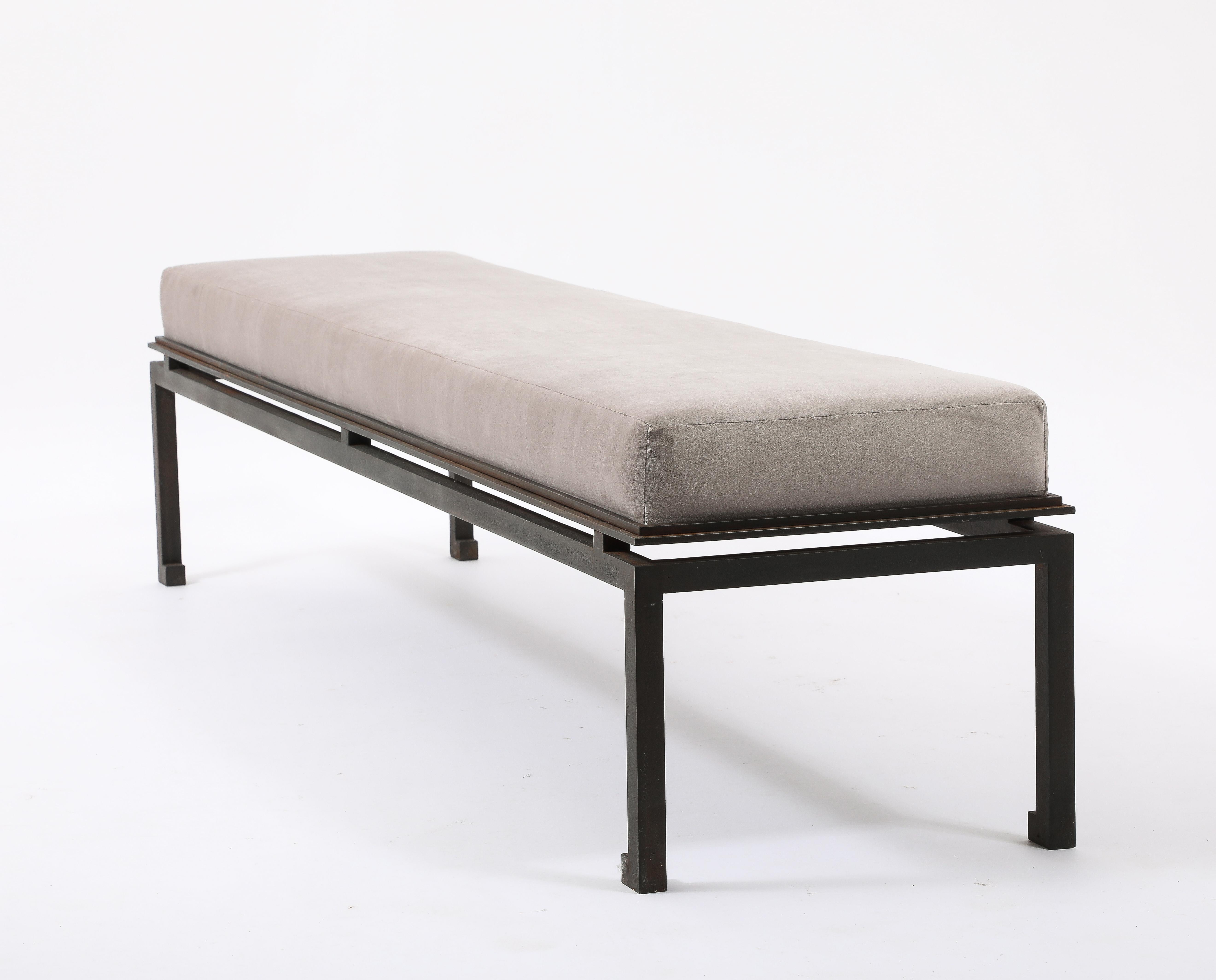 Bend end bench in dark patinated steel and alcantara. Maison Ramsay, France 1960's.
In good vintage condition. The patina has been redone on this structure which was originally a coffee table.