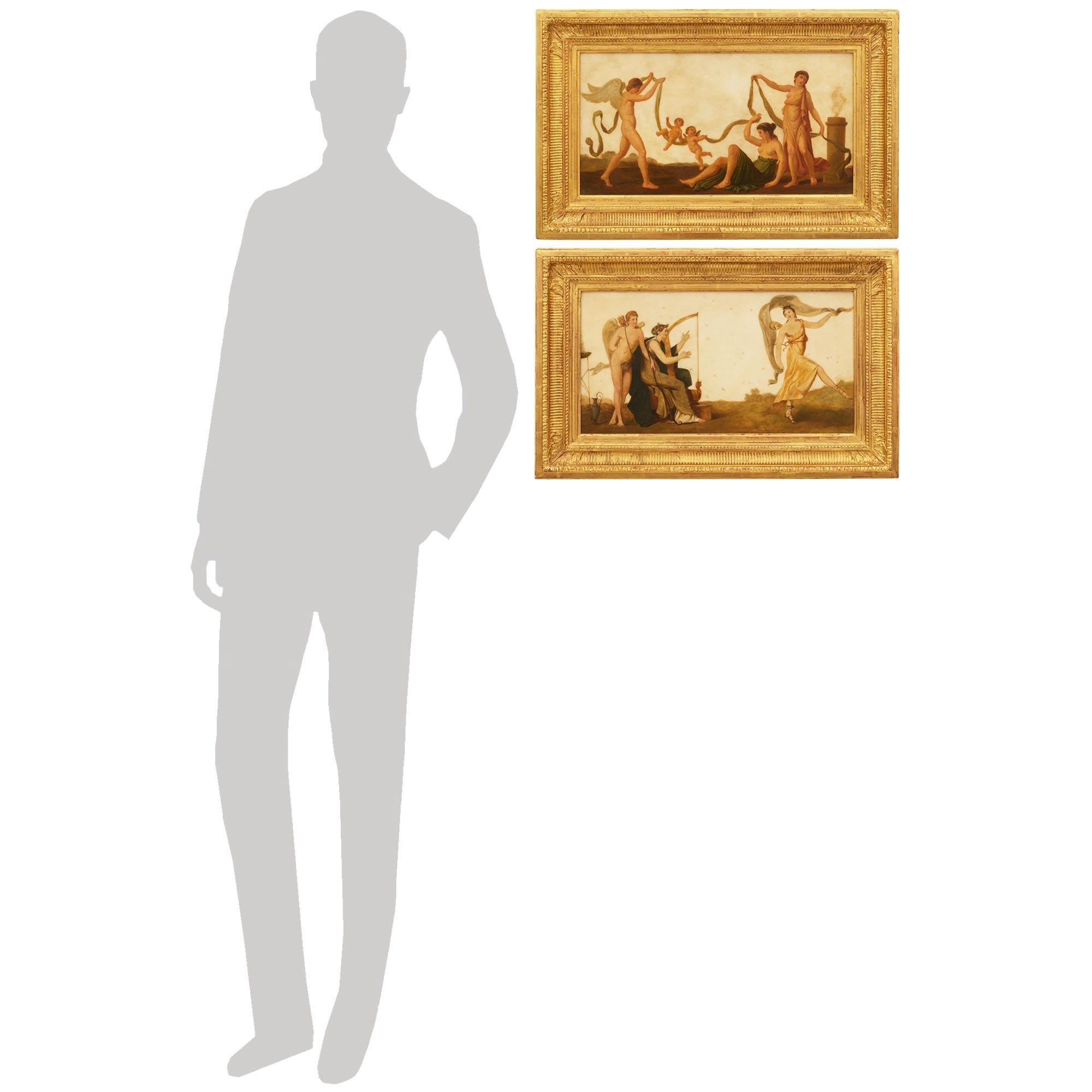 Ein sensationelles und hochwertiges Paar französischer Plaketten aus dem 18. Jahrhundert im neoklassizistischen Stil, gemalt auf Marmor und Giltwood. Jede der wundervoll von Hand auf Marmor gemalten Plaketten ist in den originalen Giltwood-Rahmen