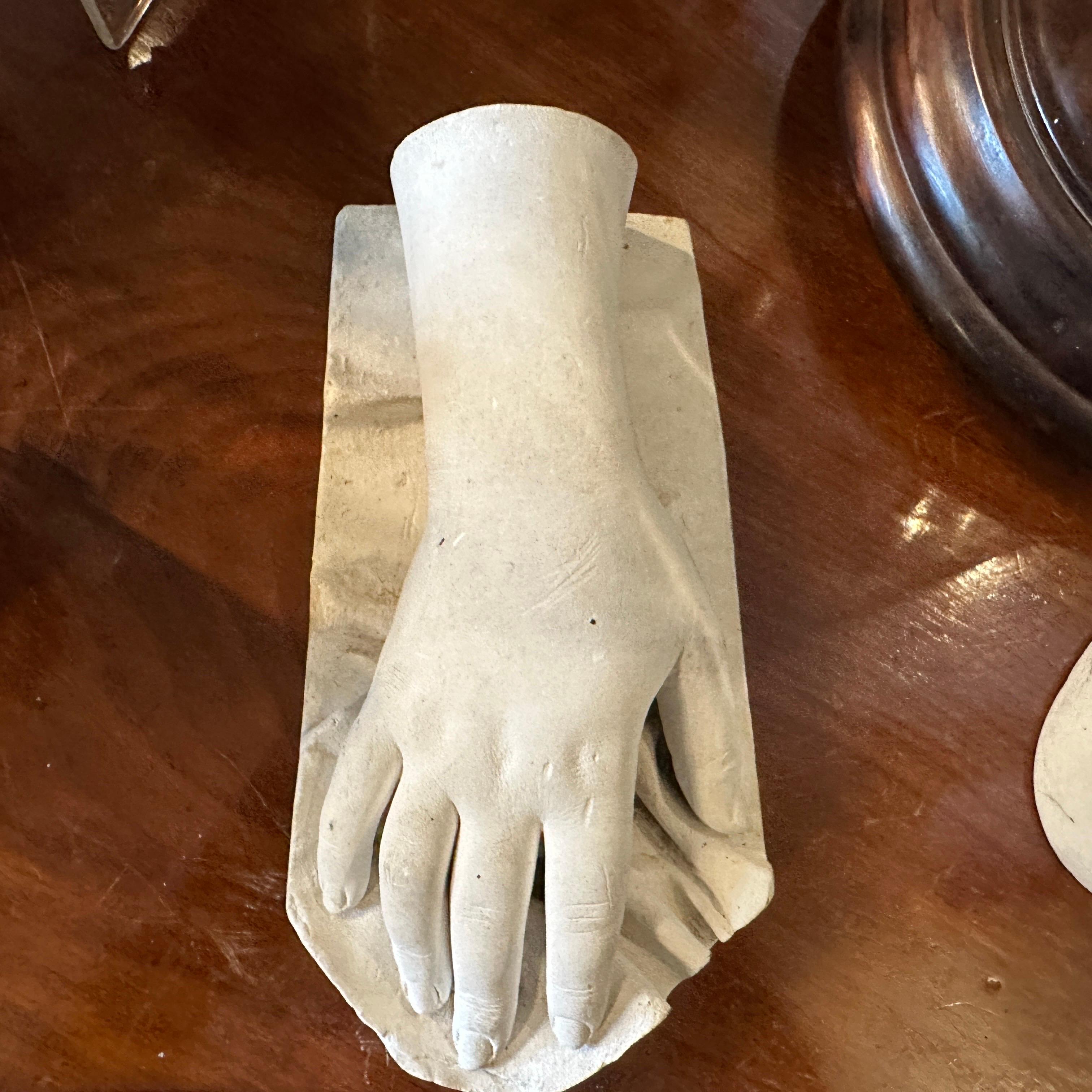 Escultura italiana neoclásica de escayola de una mano en venta 3