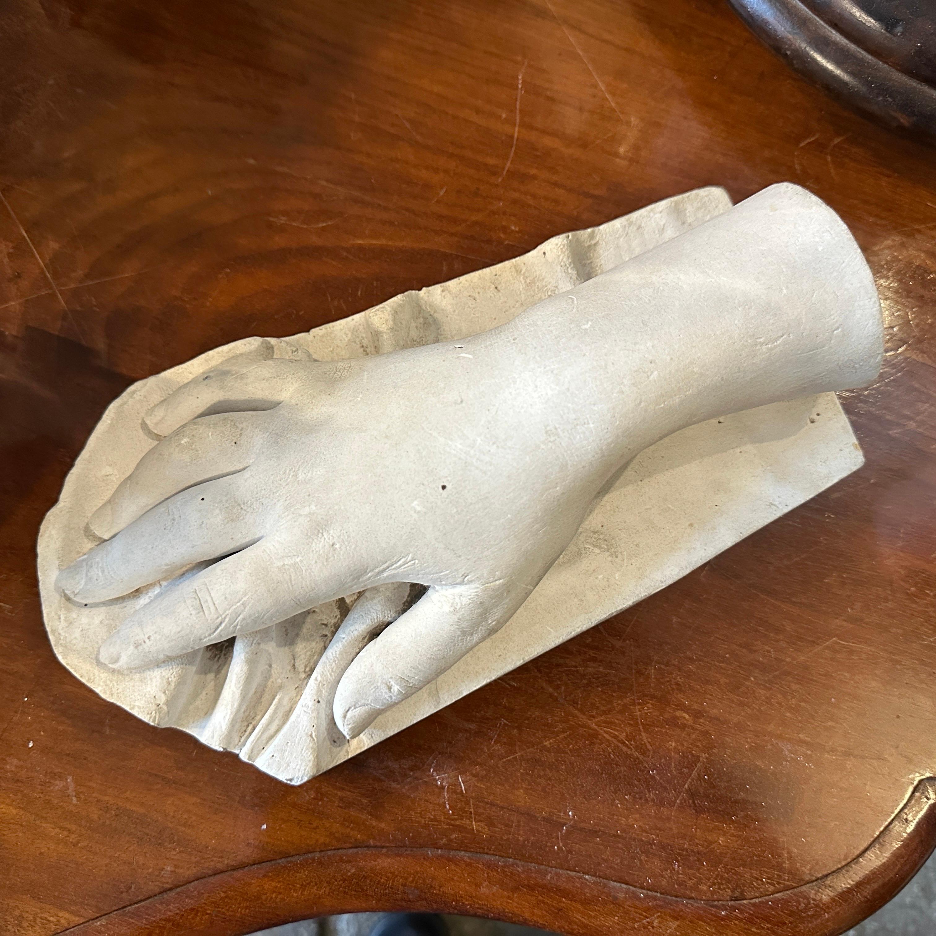Se trata de una escultura italiana de escayola del Renacimiento Neoclásico que representa una mano representada con realismo, firmada y fechada en Roma, 25 de agosto de 1857. La pieza es un bello ejemplo de la artesanía académica de mediados del