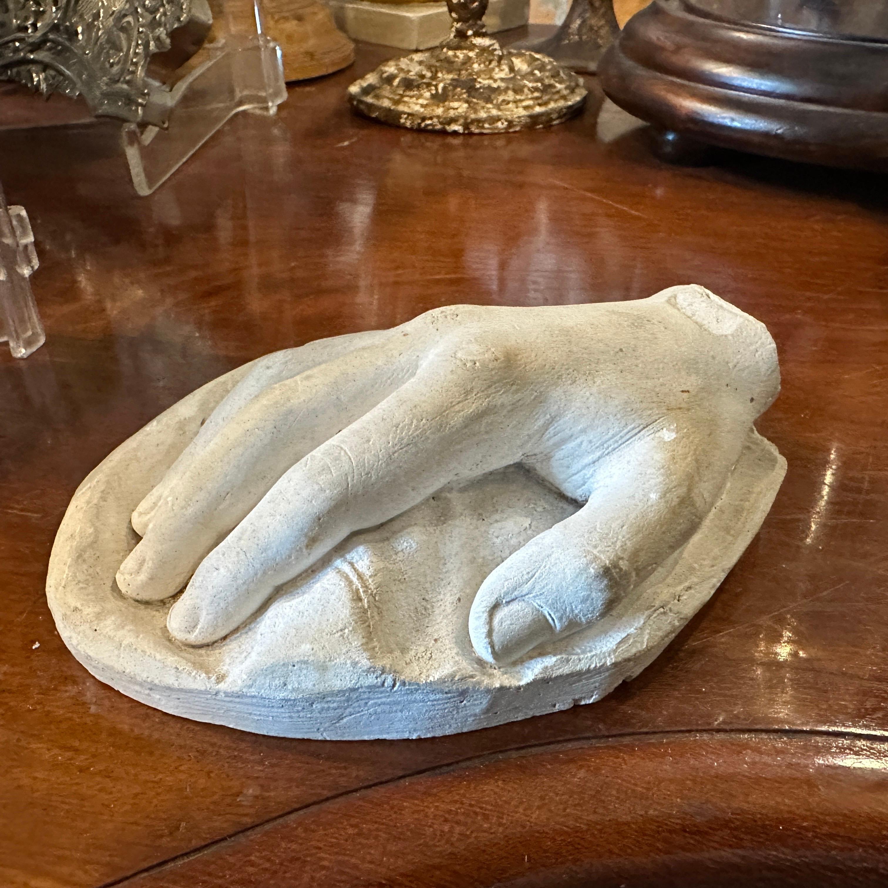 Se trata de una escultura italiana de escayola del Renacimiento Neoclásico que representa una mano representada con realismo, firmada y fechada en Roma, 25 de agosto de 1857. La pieza es un bello ejemplo de la artesanía académica de mediados del