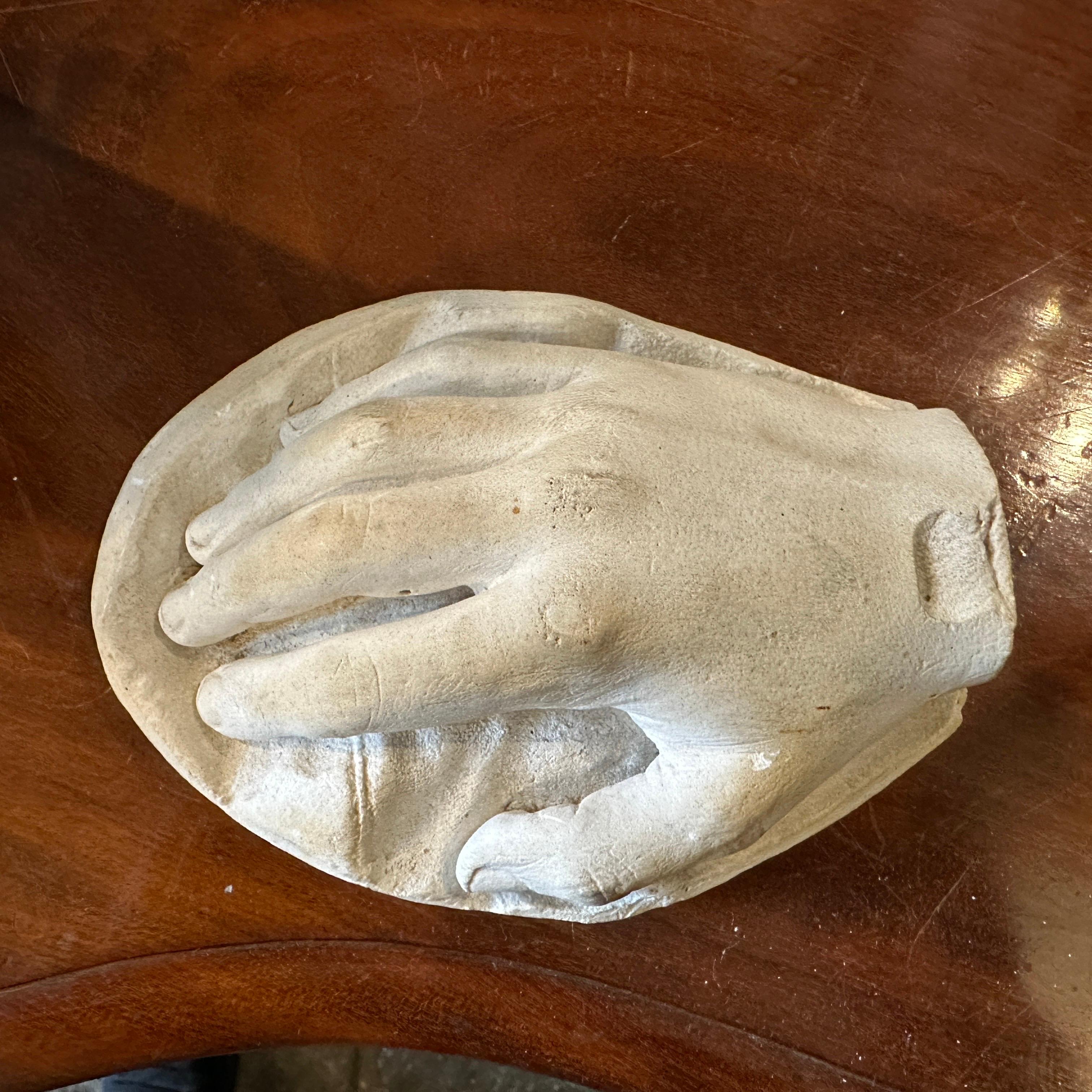 Escultura italiana neoclásica de escayola de una mano Hecho a mano en venta