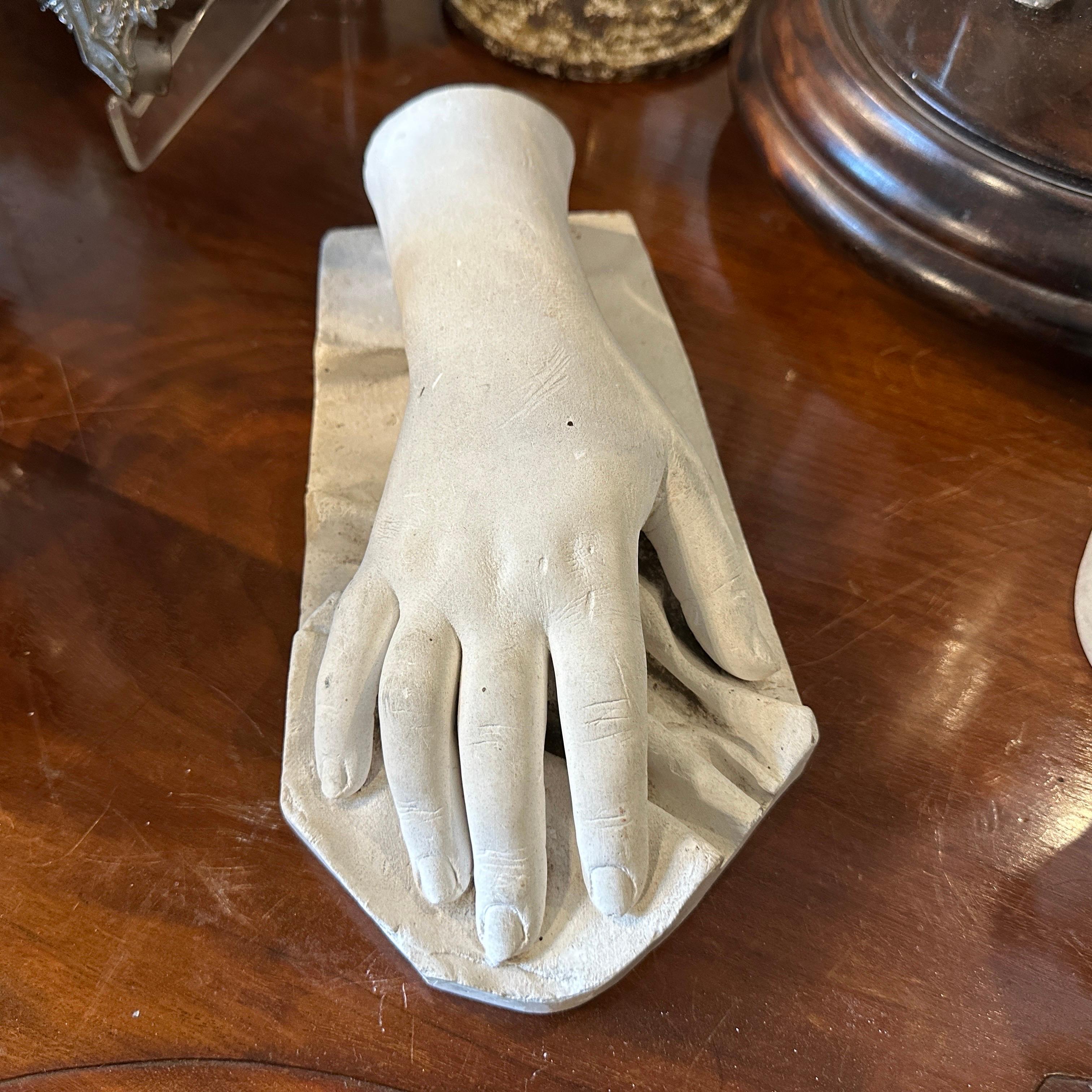 Escultura italiana neoclásica de escayola de una mano en Bueno estado para la venta en Catania, Sicilia