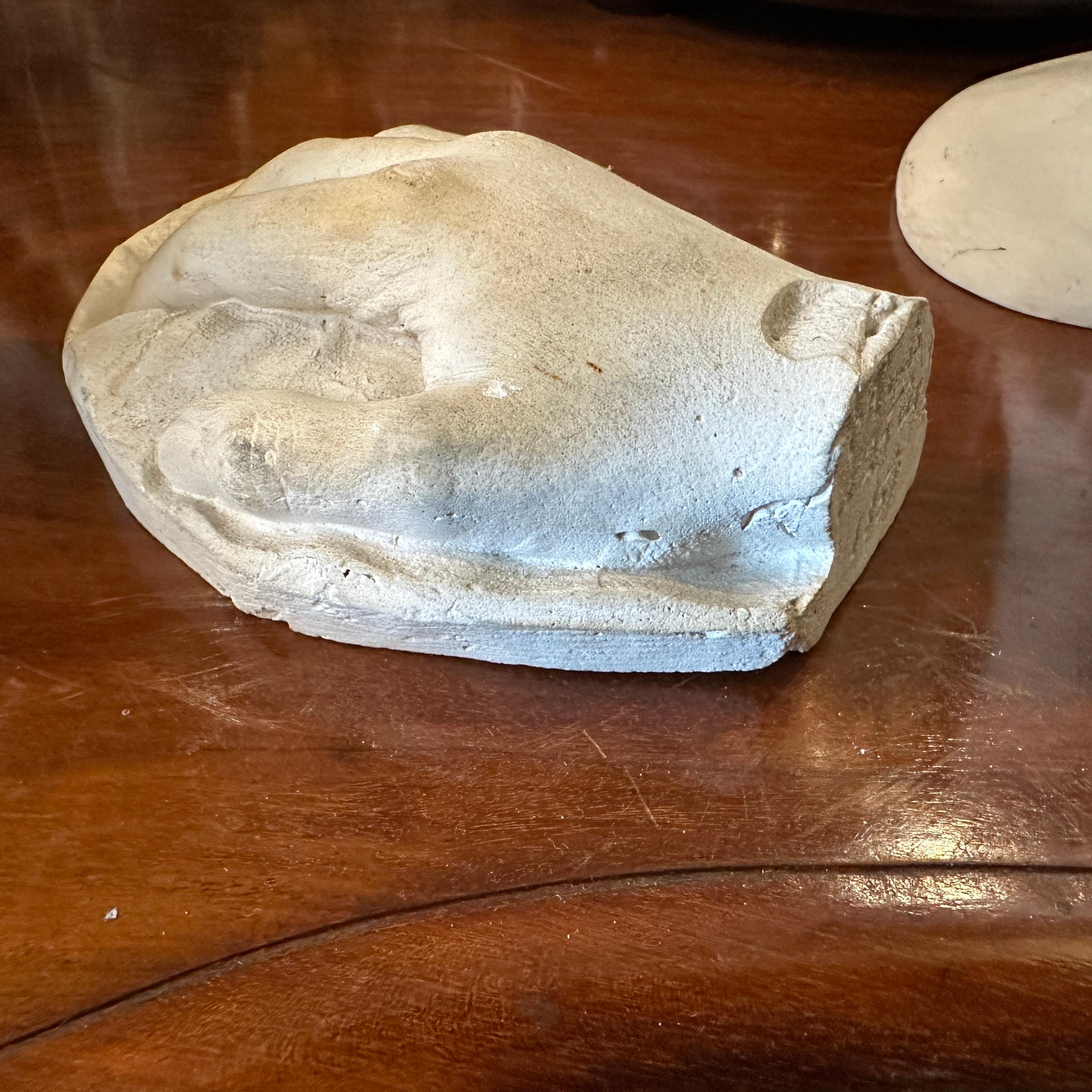 Escultura italiana neoclásica de escayola de una mano siglo XIX en venta