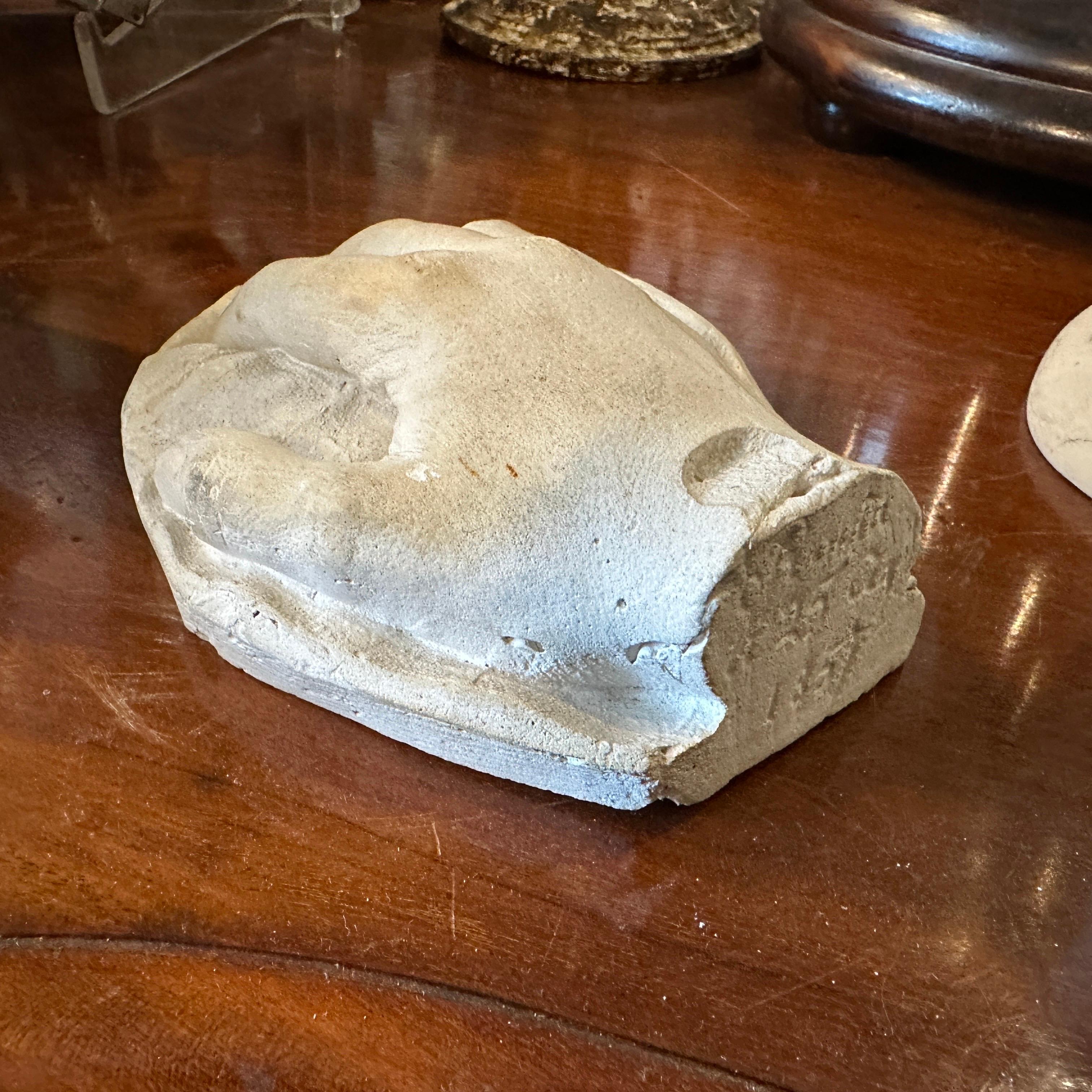 Escultura italiana neoclásica de escayola de una mano Yeso en venta